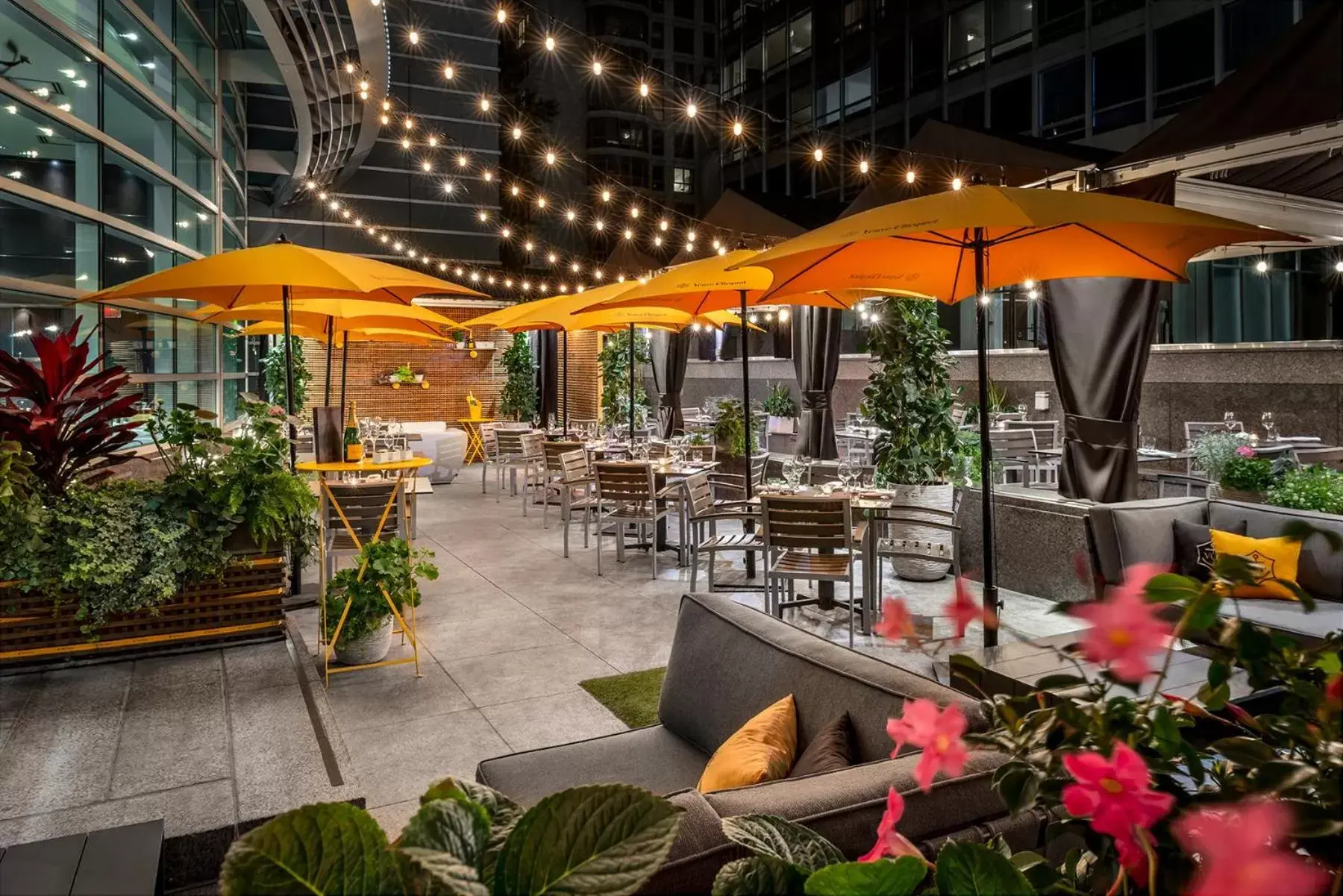 Patio, Restaurant/Places to Eat in Sofitel Montreal Golden Mile