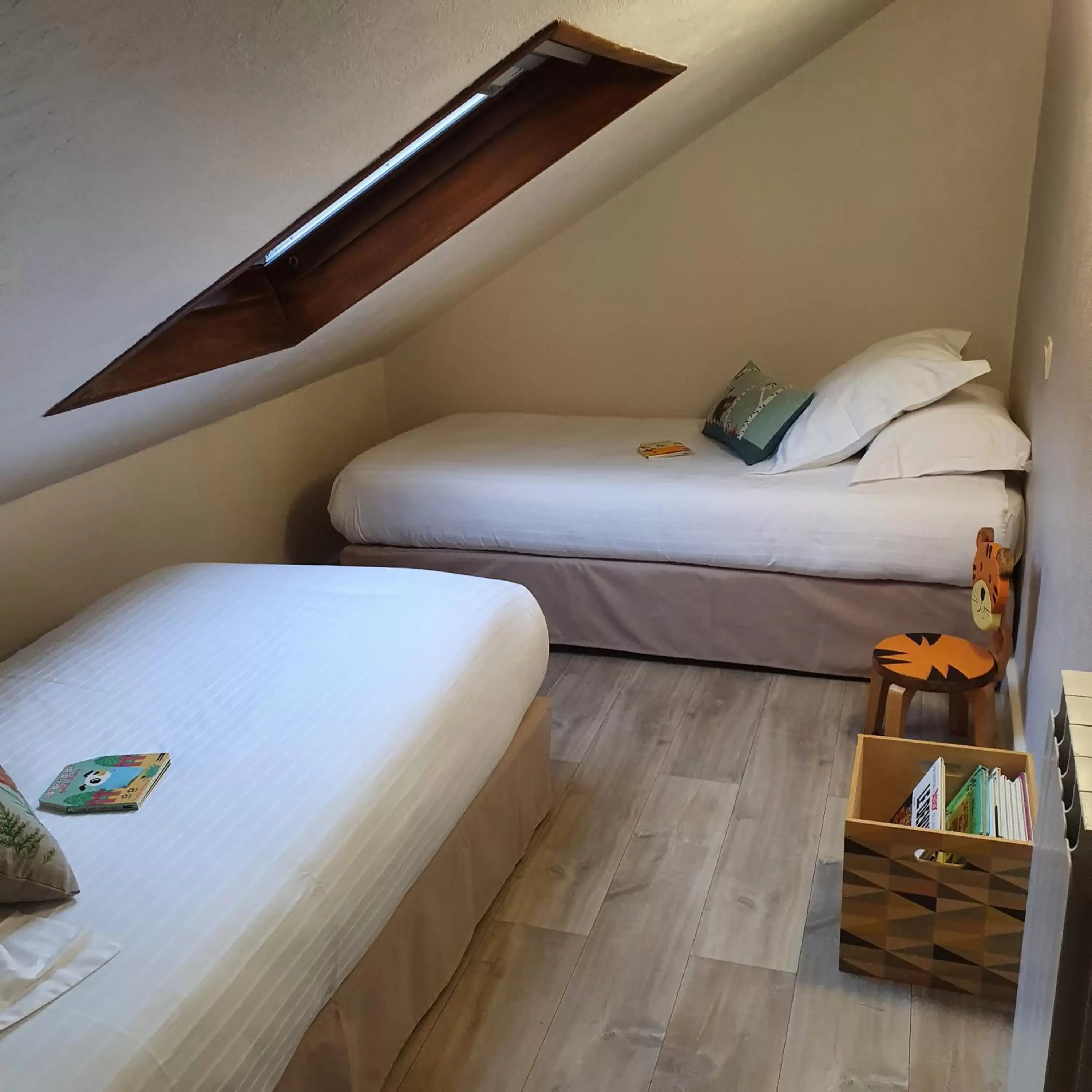 Property building, Bed in Logis Hotel La Closerie