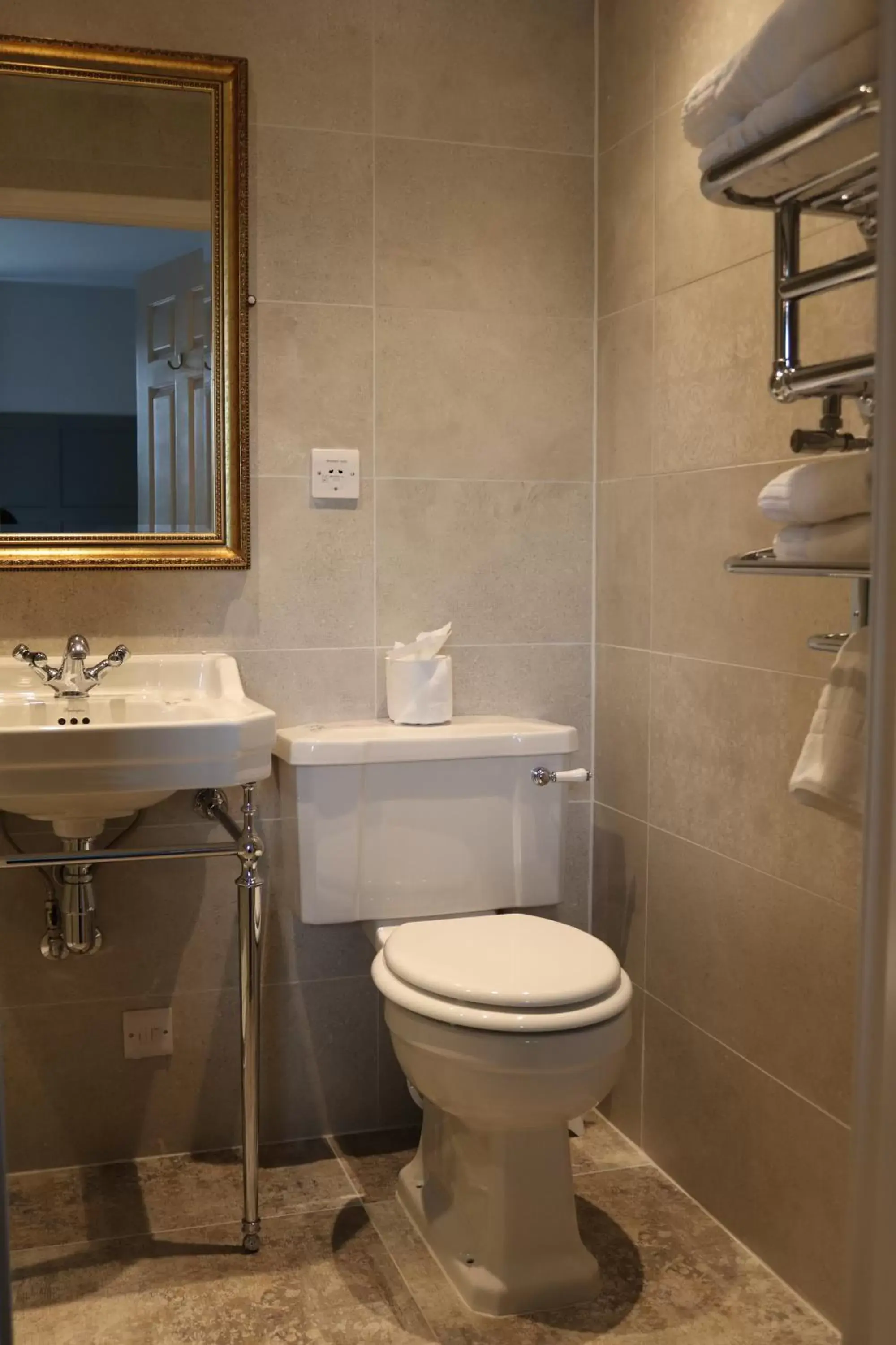 Shower, Bathroom in Shillingford Bridge Hotel