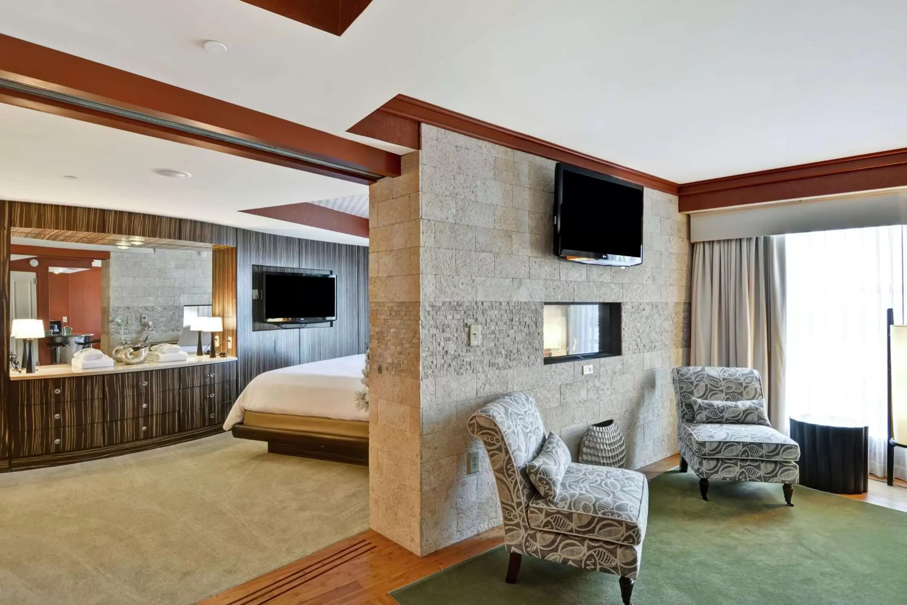 Bed, Seating Area in Embassy Suites by Hilton Raleigh Durham Airport Brier Creek