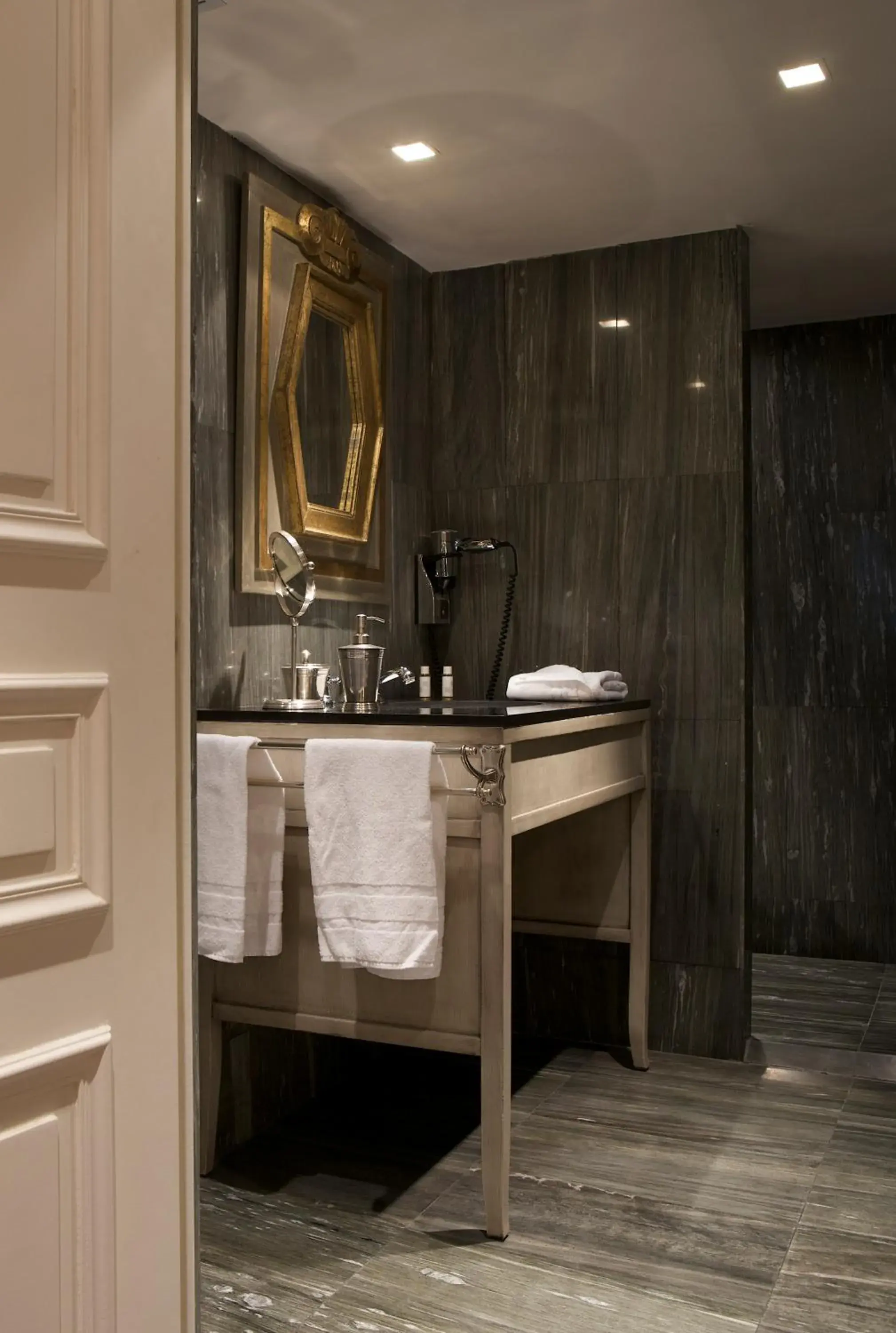 Bathroom in Chateaubriand Hotel