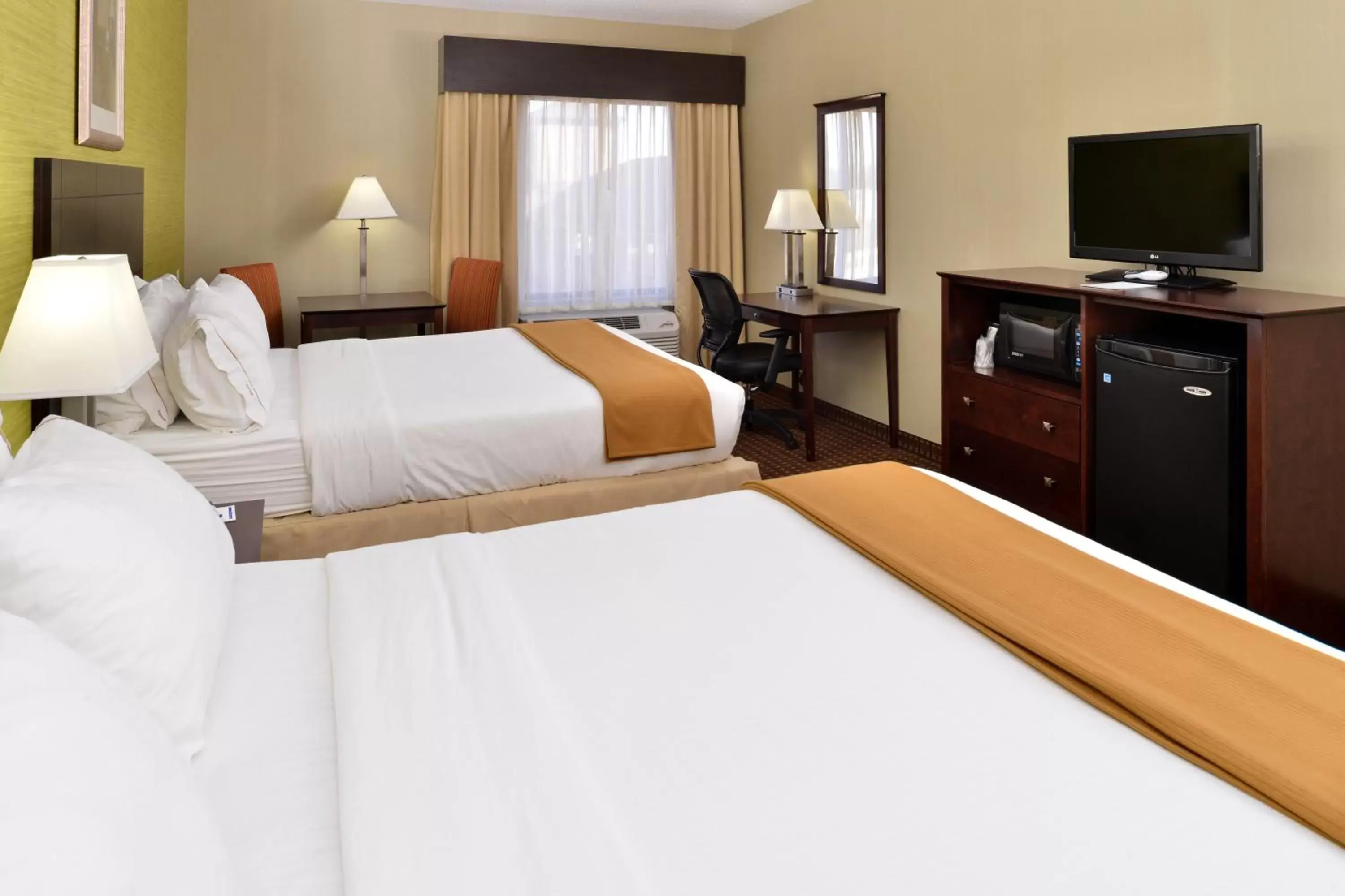 Photo of the whole room, Bed in Holiday Inn Express Hotel & Suites Indianapolis W - Airport Area, an IHG Hotel