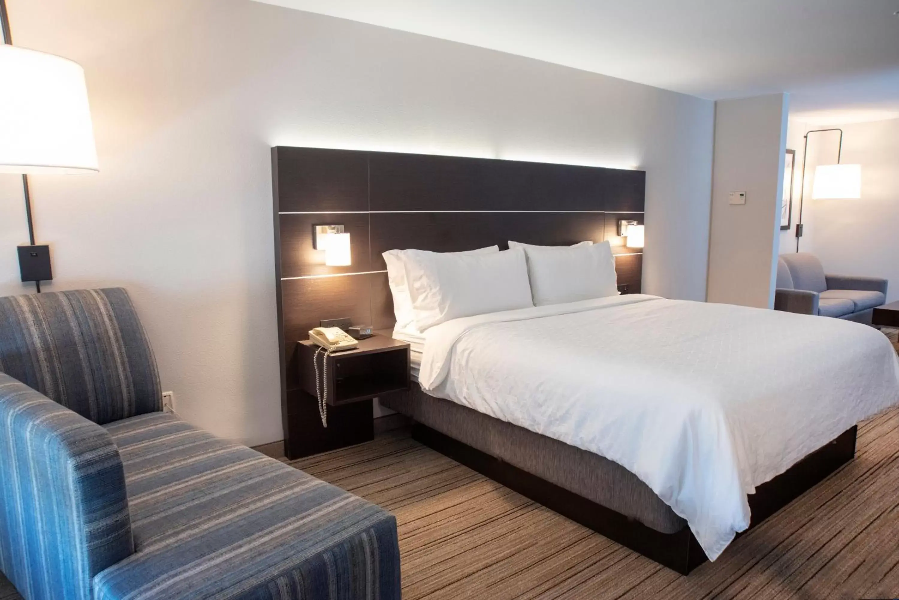 Bedroom, Bed in Holiday Inn Express Hotel & Suites Chester, an IHG Hotel