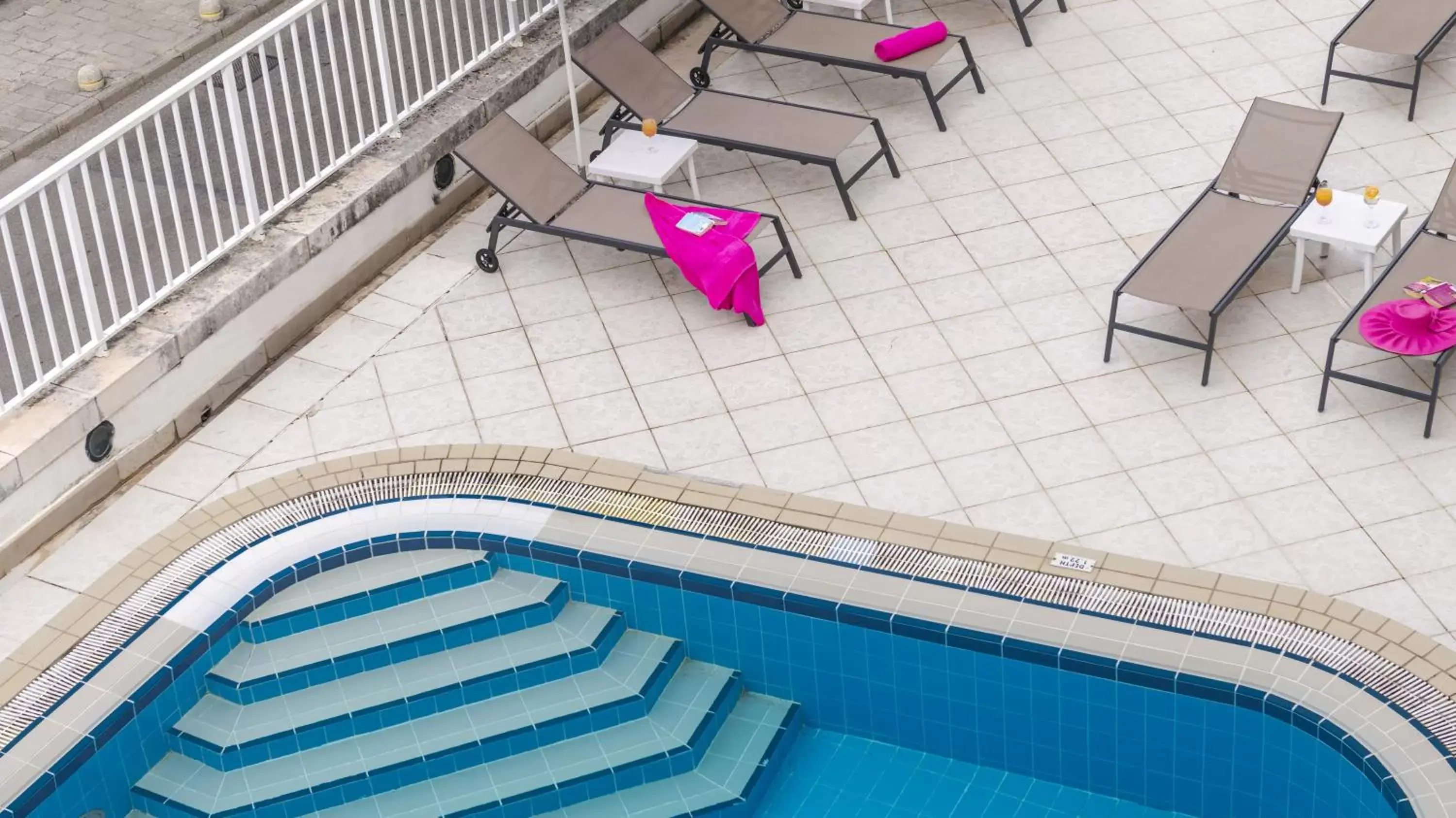 Patio, Pool View in Hotel Komodor