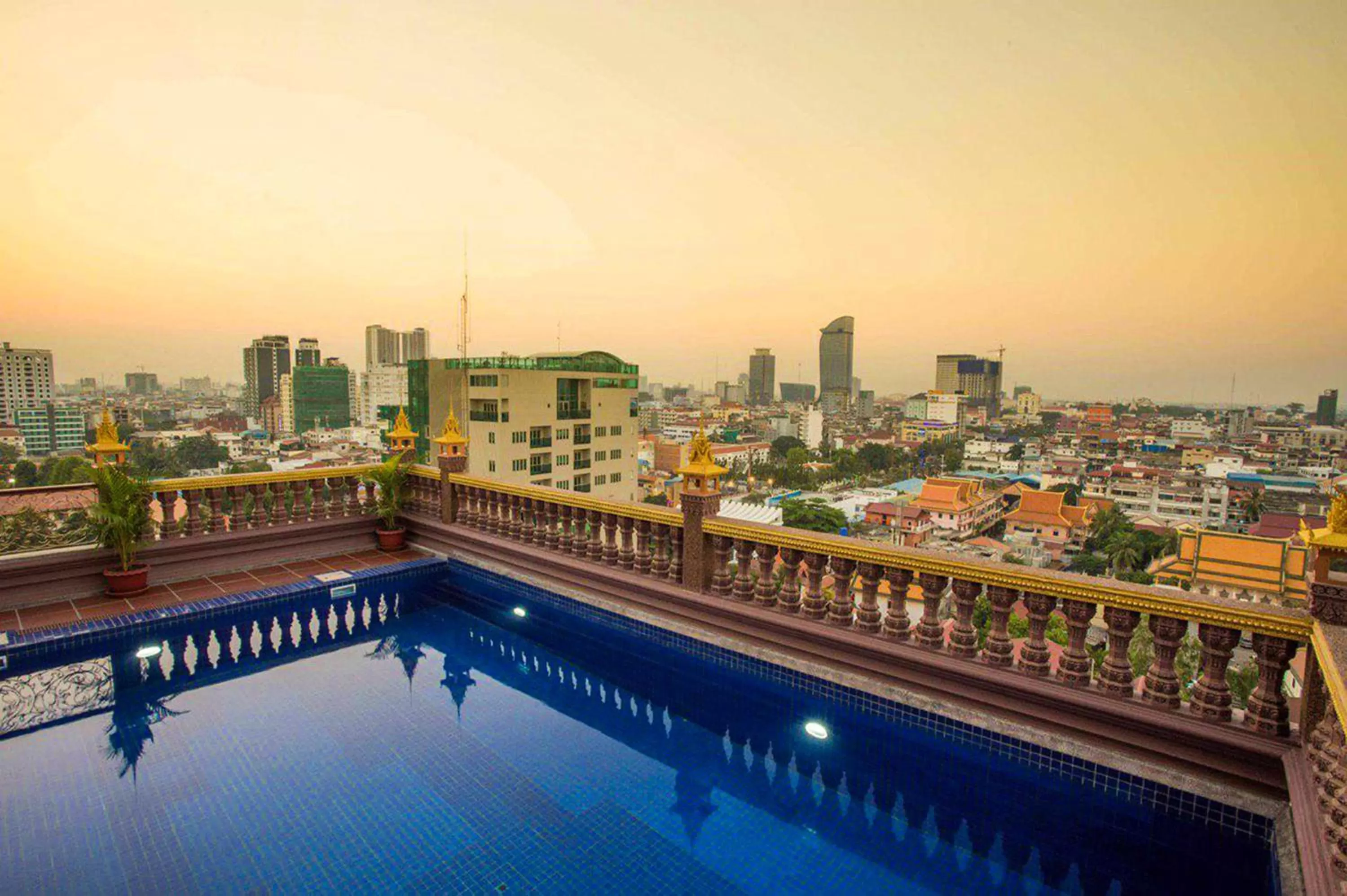 Swimming pool in Okay Palace Hotel