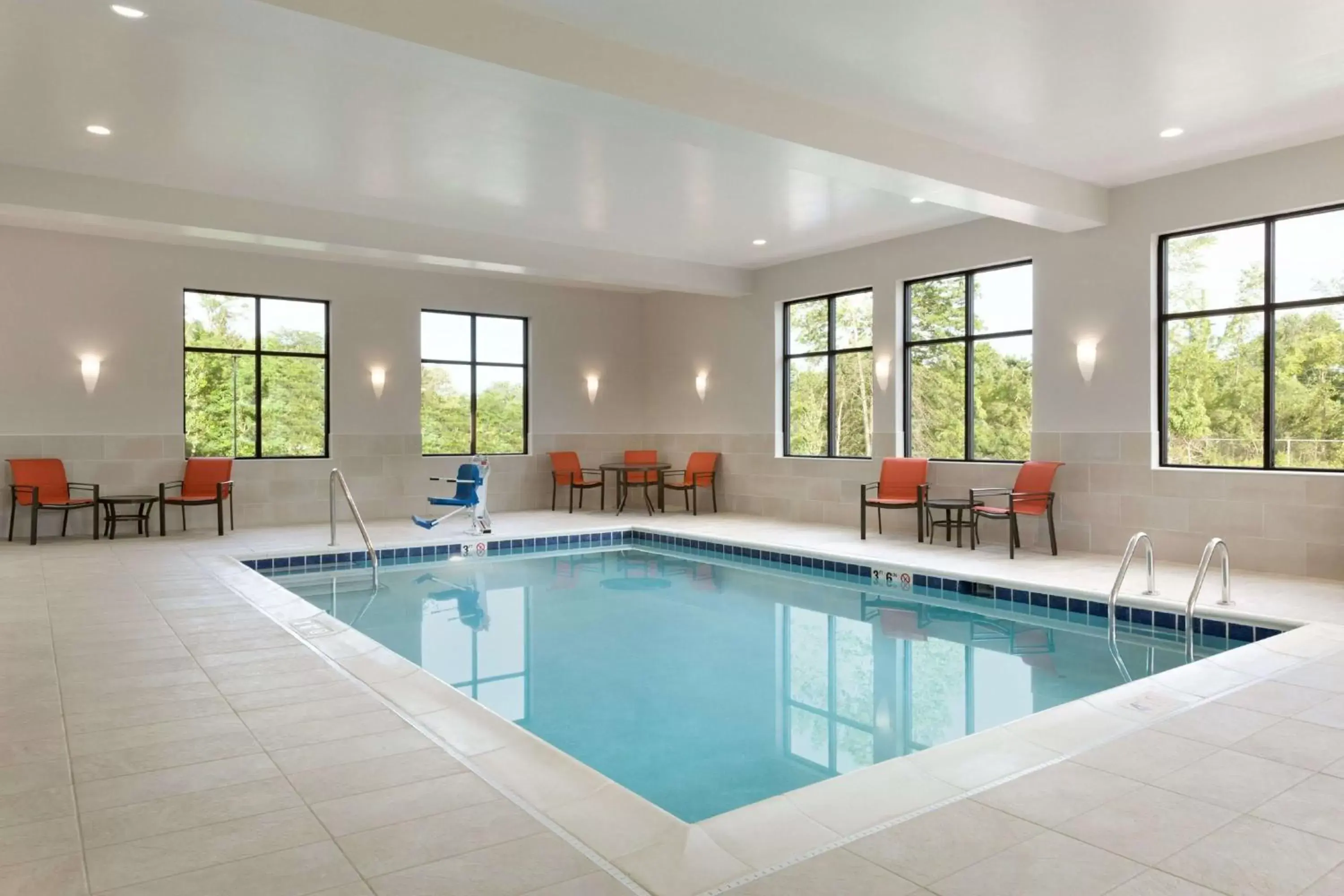 Swimming Pool in Hampton Inn By Hilton North Olmsted Cleveland Airport