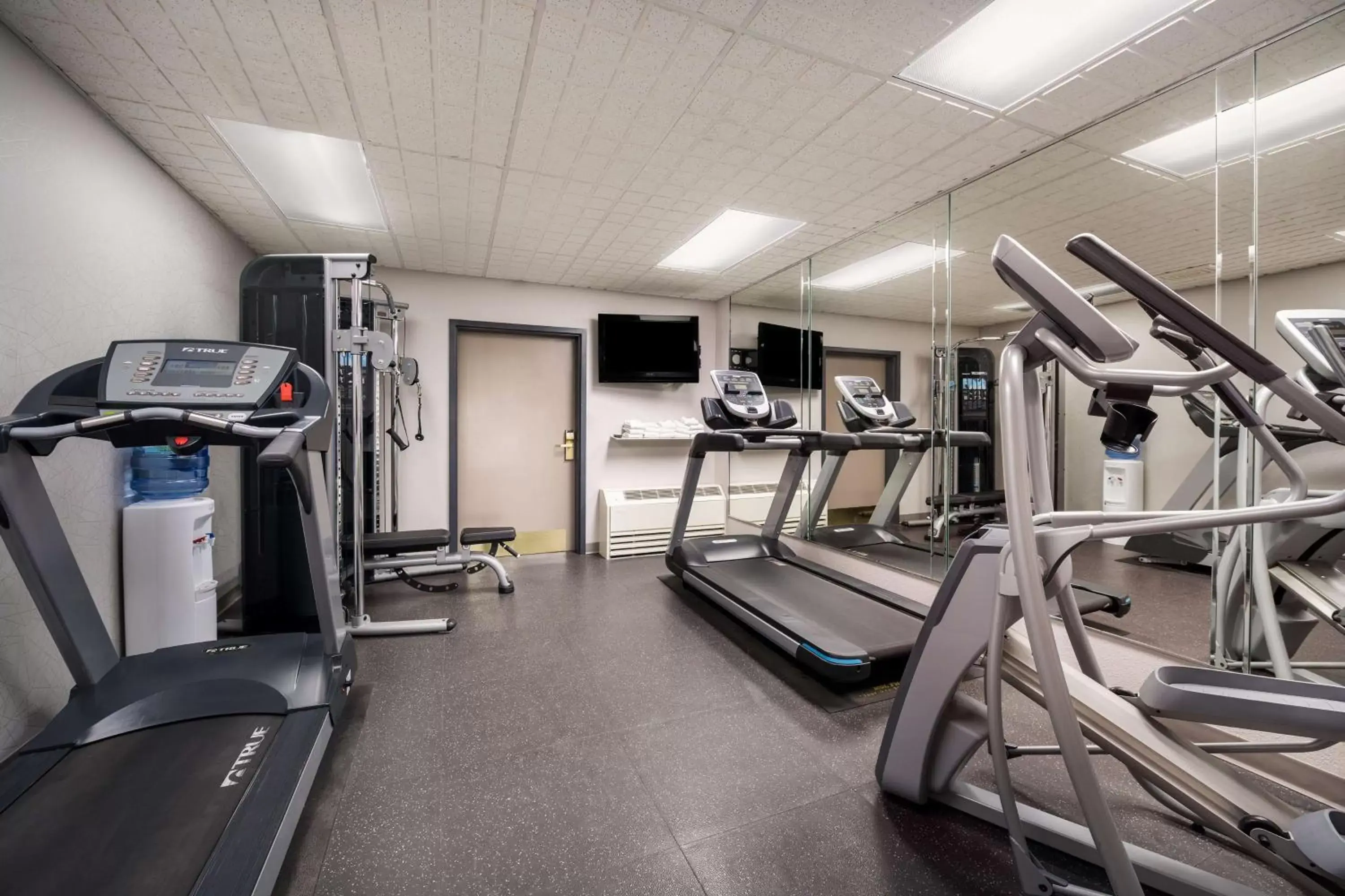Fitness centre/facilities, Fitness Center/Facilities in Country Inn & Suites by Radisson, Freeport, IL