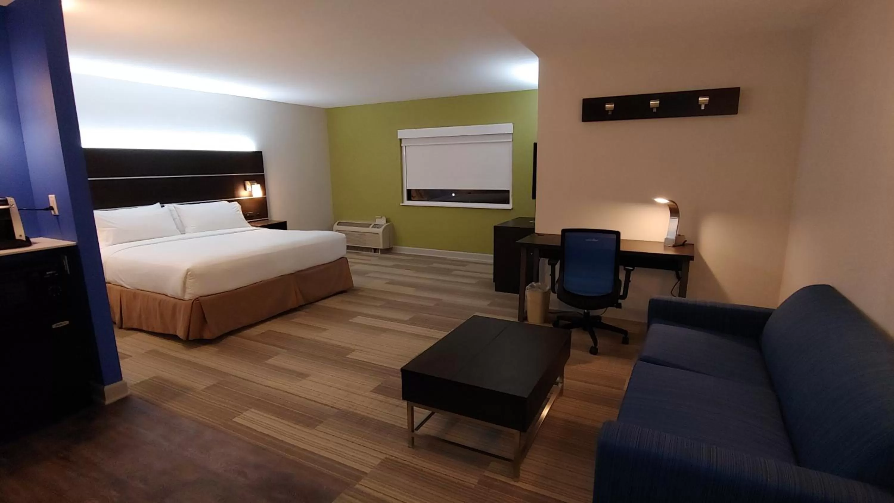 Bedroom, Bed in Holiday Inn Express Schaumburg-Rolling Meadows by IHG