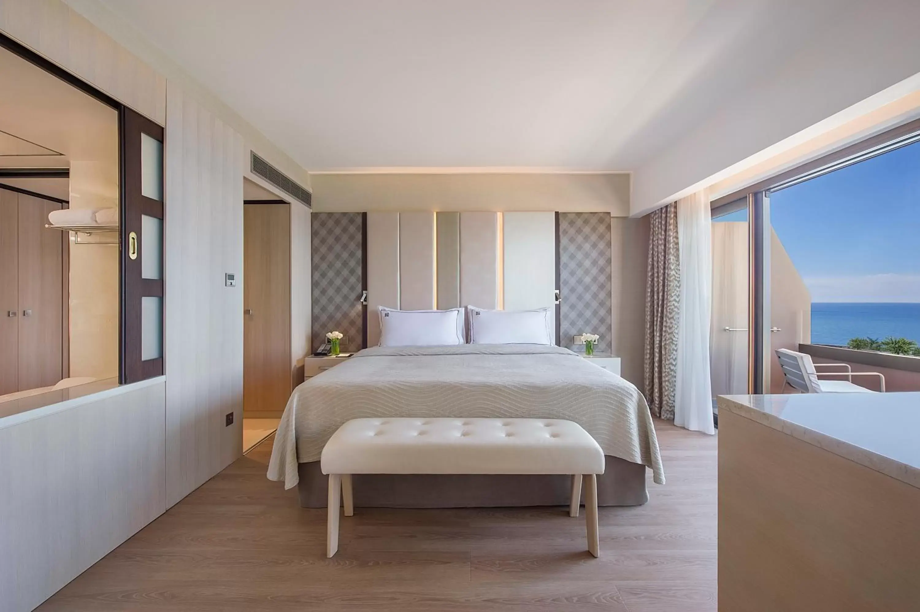 Bedroom, Bed in Four Seasons Hotel