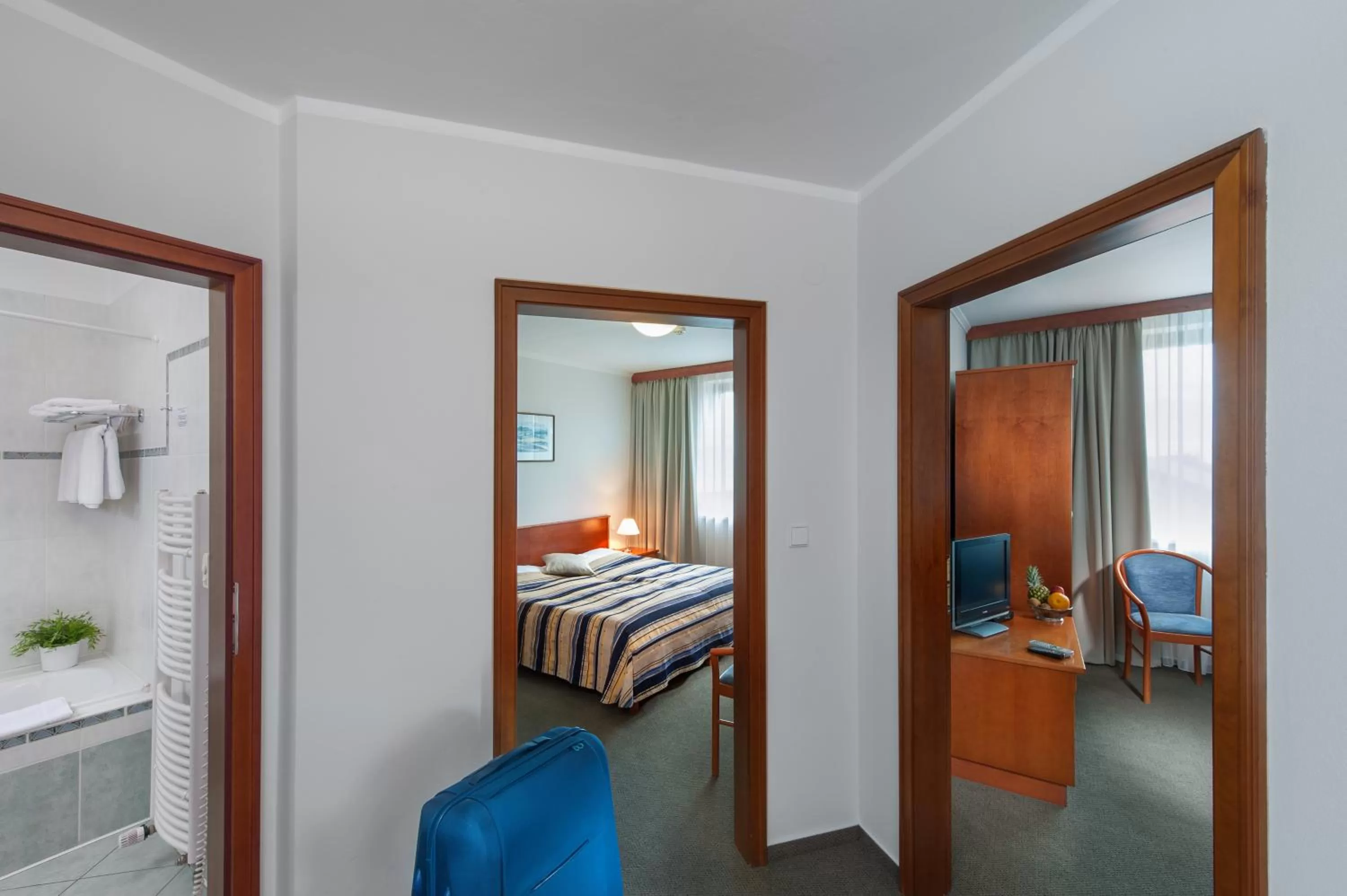 Photo of the whole room, Bed in April hotel Panorama