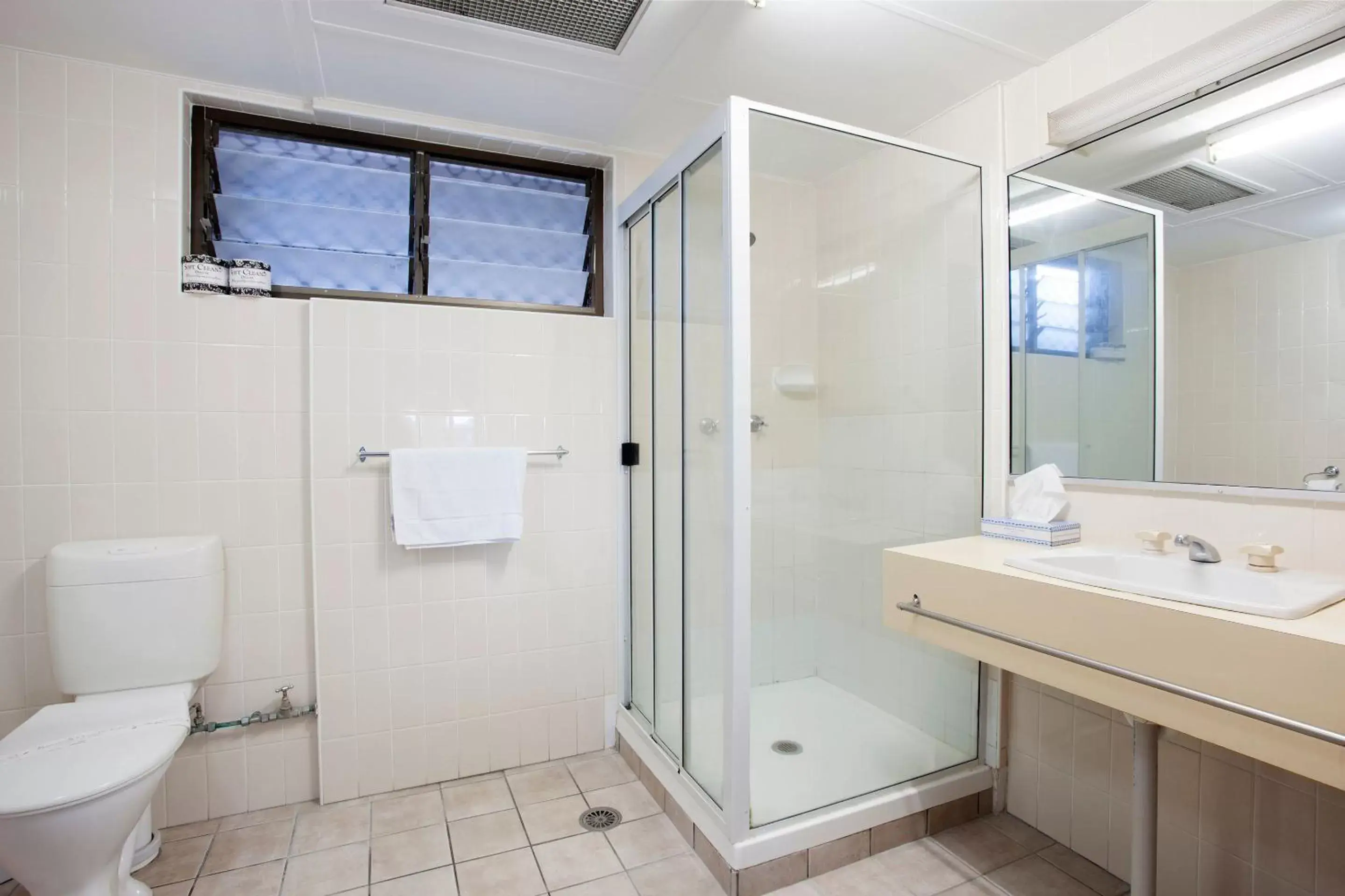 Shower, Bathroom in Vale Hotel