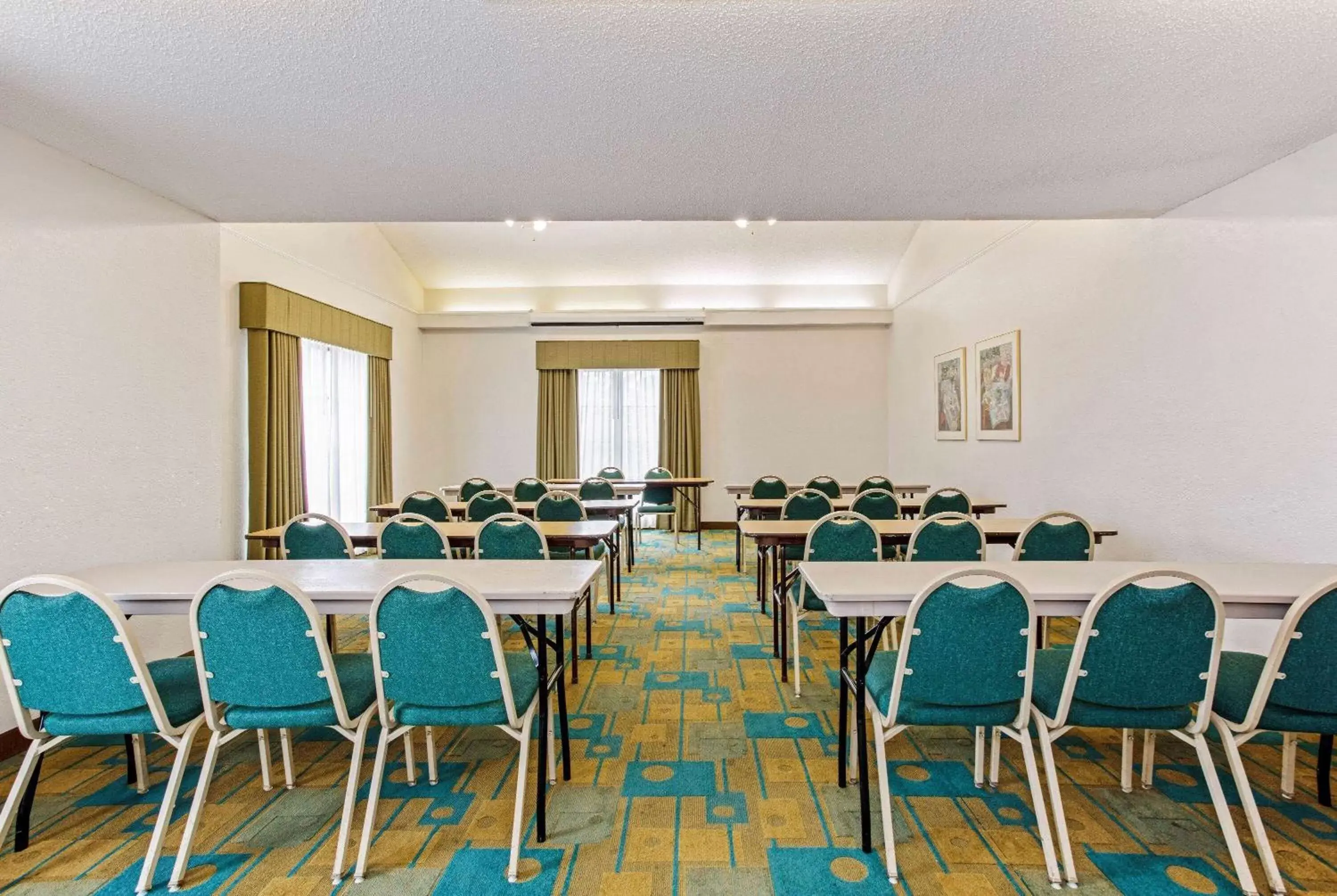 Meeting/conference room in La Quinta Inn by Wyndham Orlando Airport West