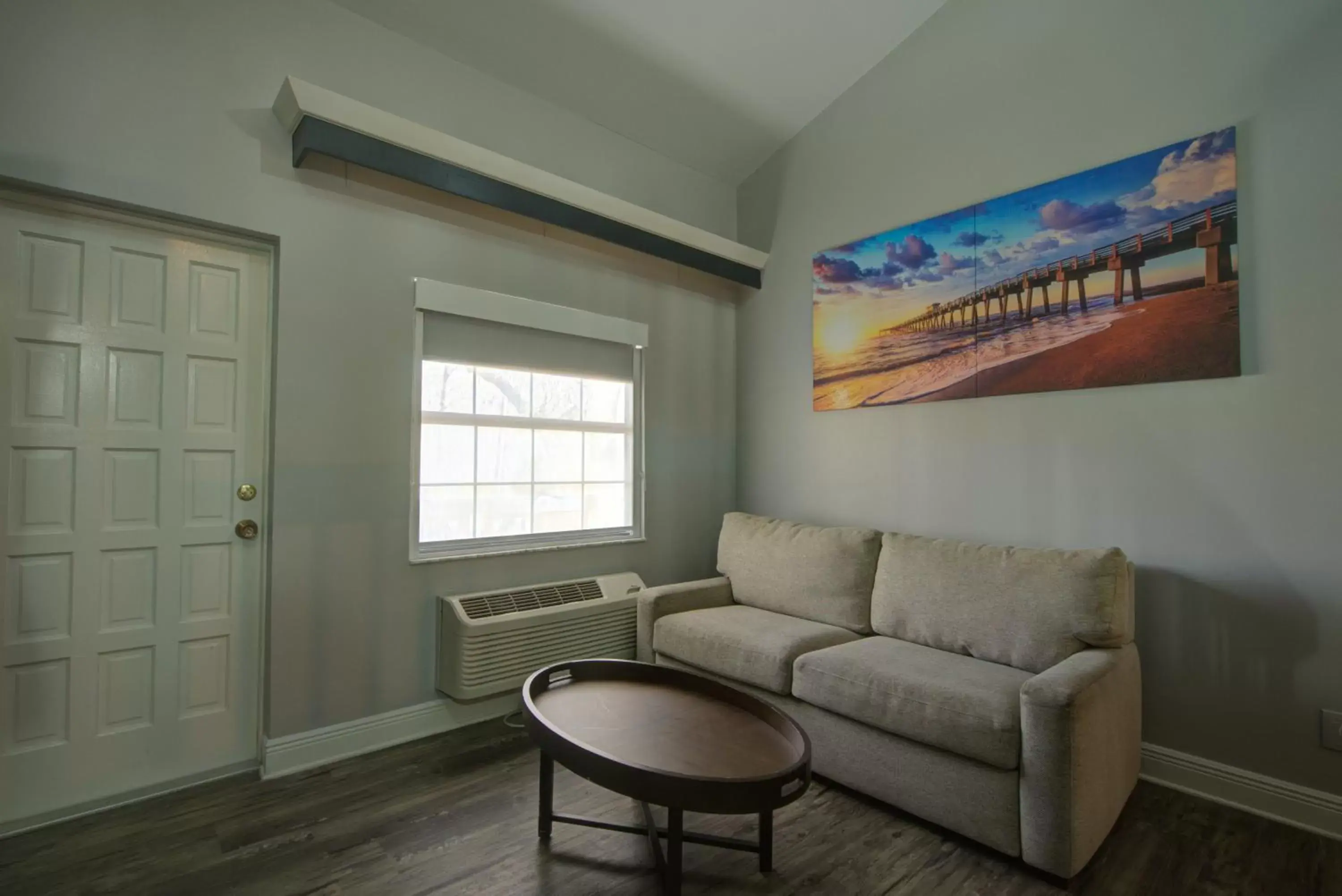 Living room, Seating Area in Clarion Pointe Tampa East near Fairgrounds and Casino