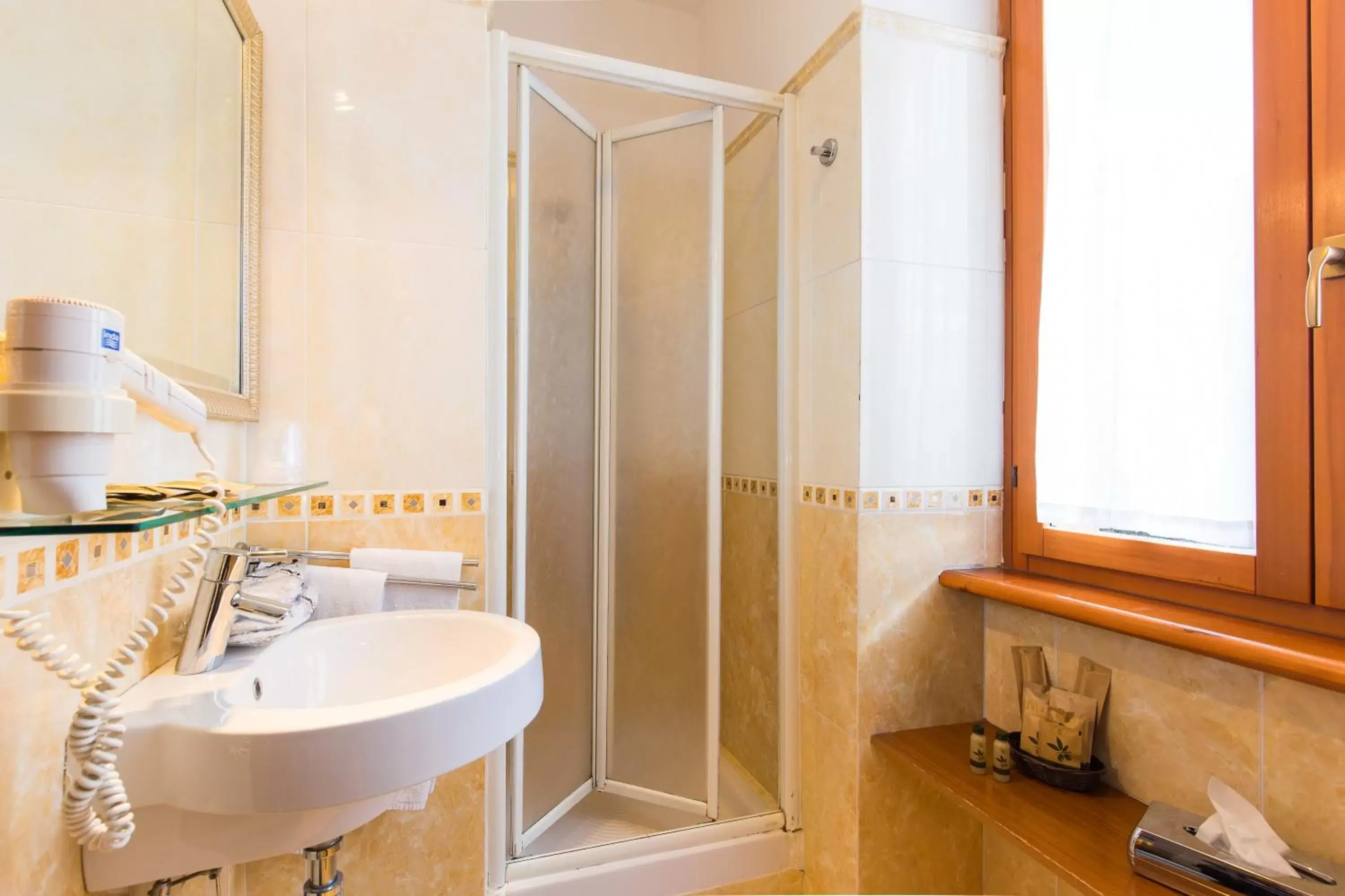 Bathroom in Hotel Arco Di Travertino