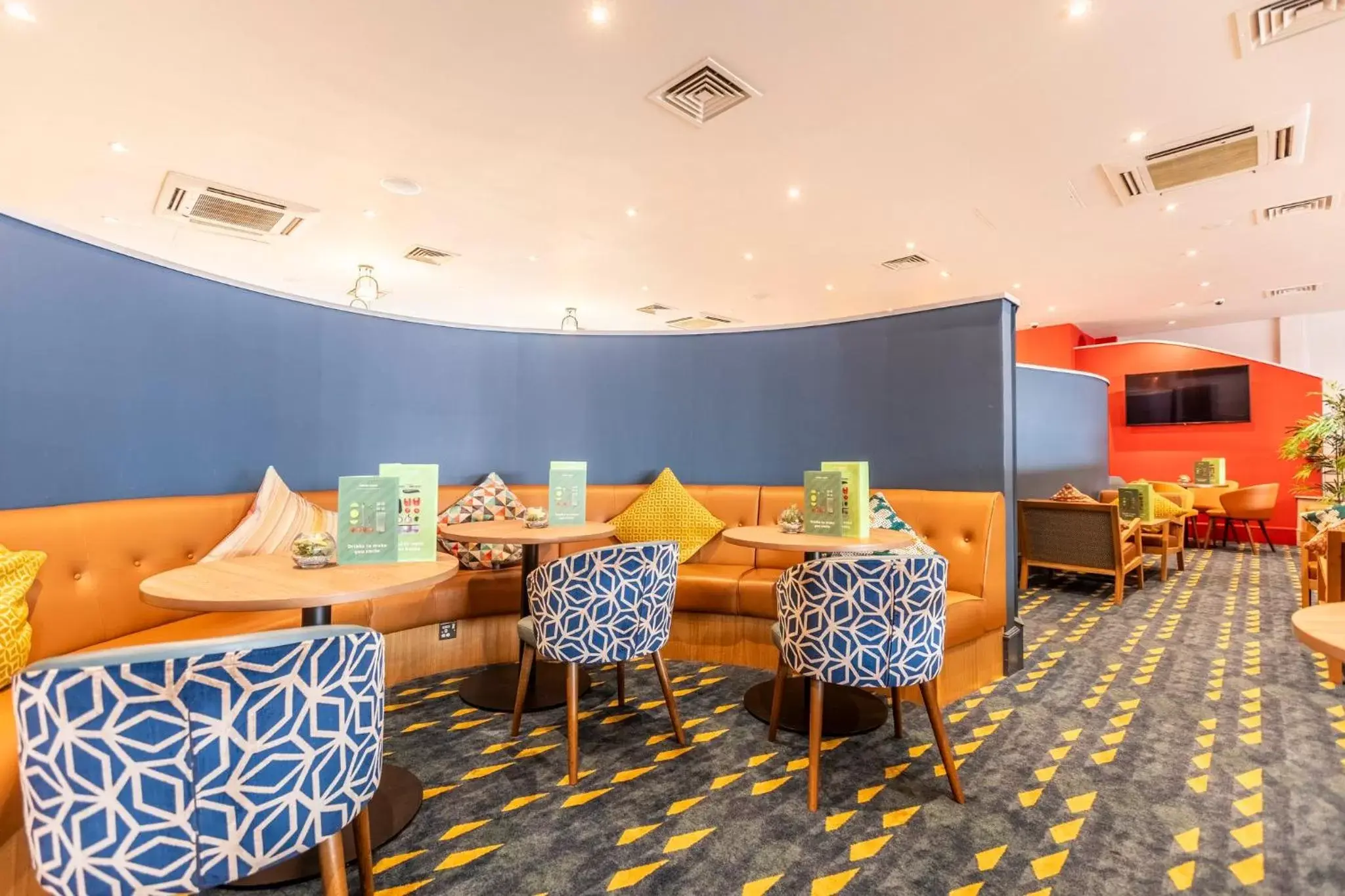 Lounge or bar, Restaurant/Places to Eat in Holiday Inn Cardiff City, an IHG Hotel