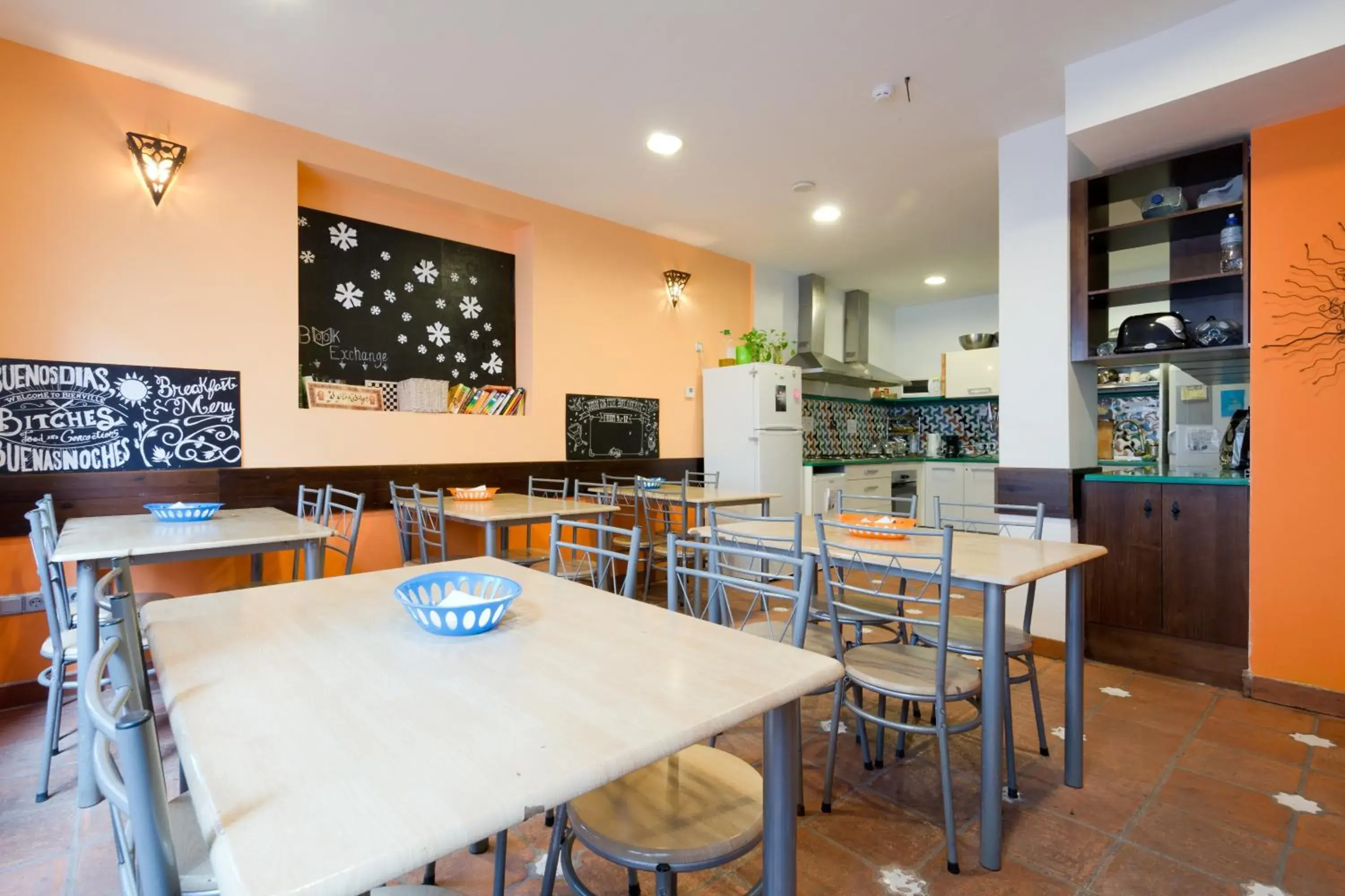 Kitchen or kitchenette, Restaurant/Places to Eat in Oasis Backpackers' Hostel Granada