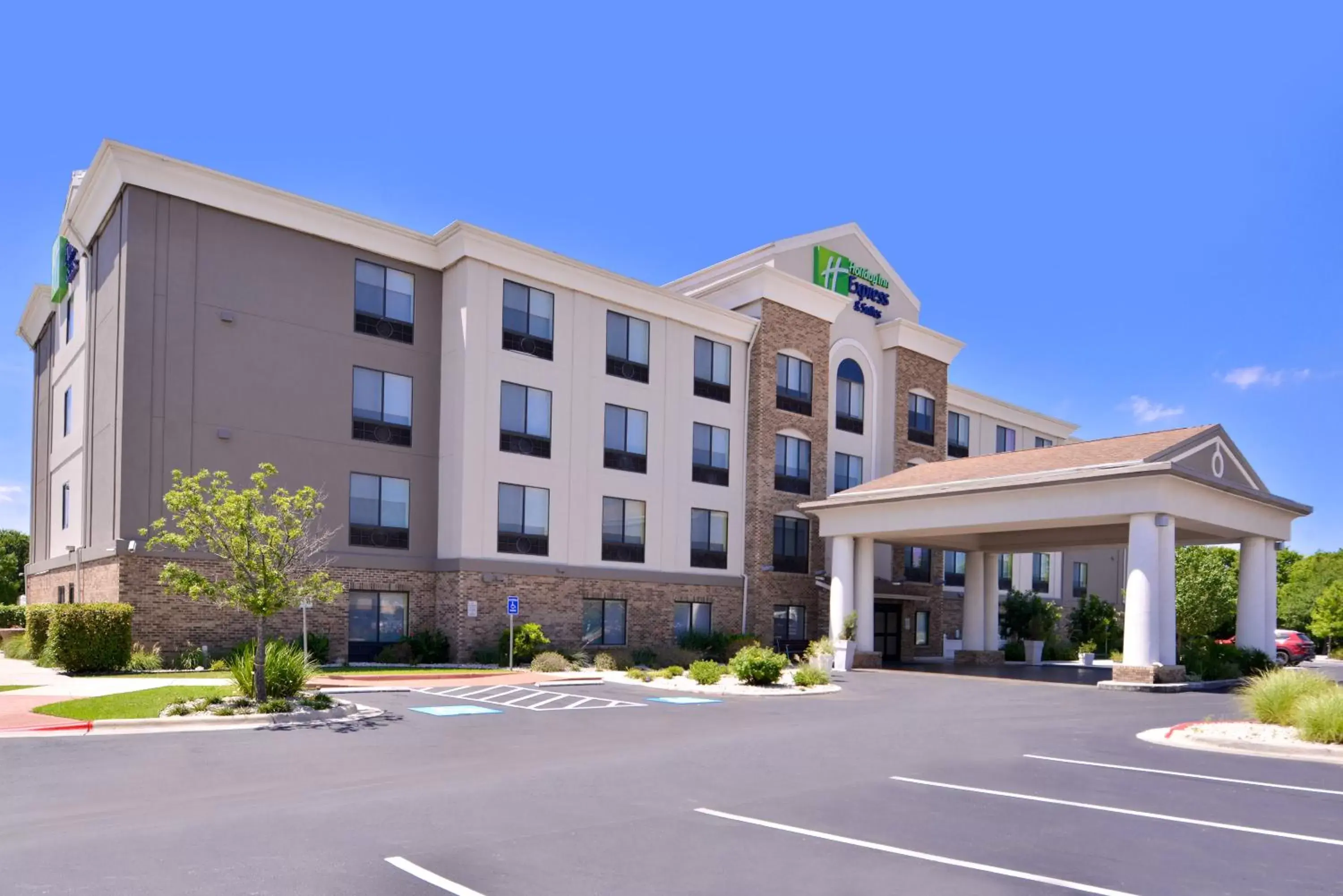 Property Building in Holiday Inn Express & Suites Selma, an IHG Hotel
