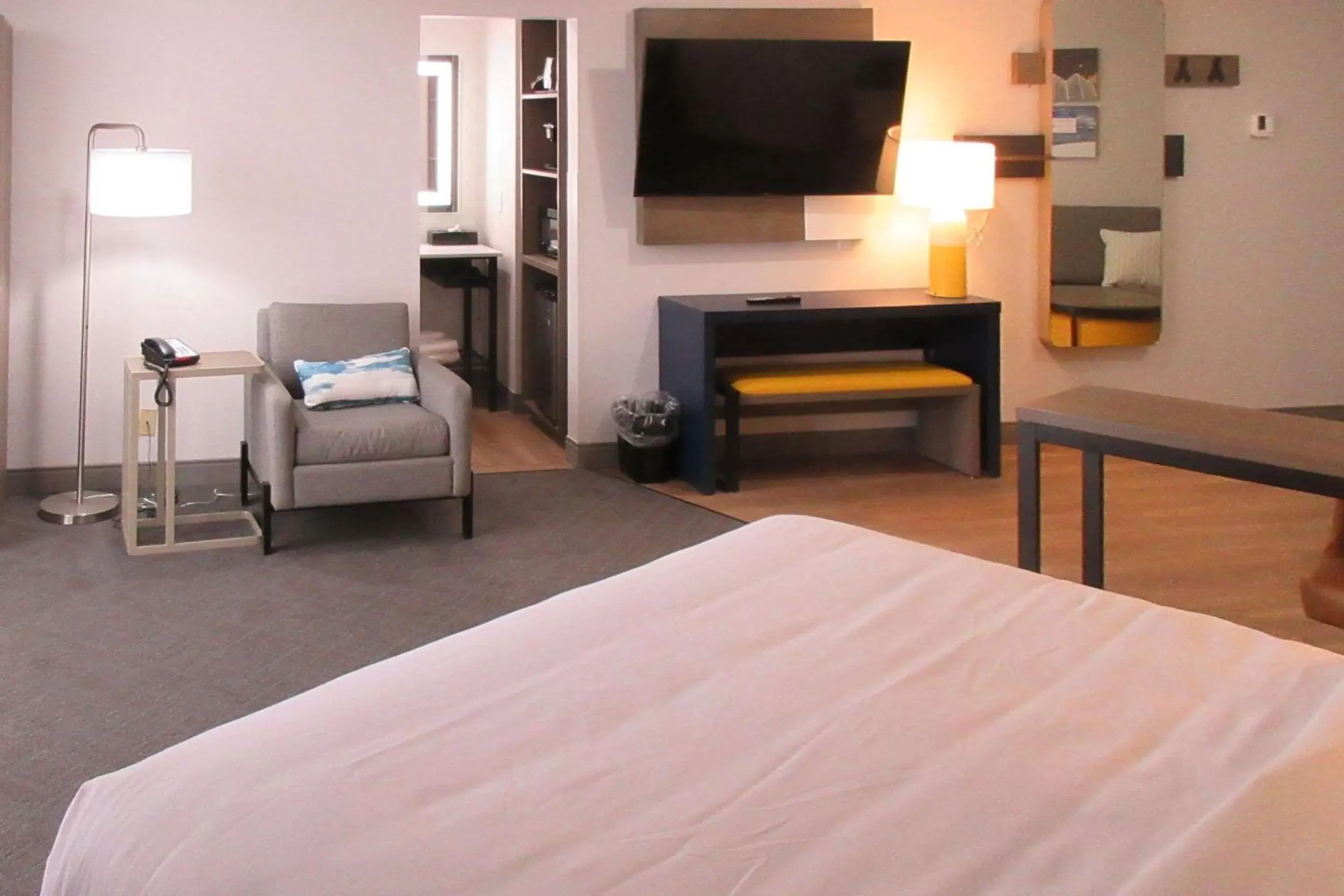 Bedroom, TV/Entertainment Center in Comfort Suites Idaho Falls