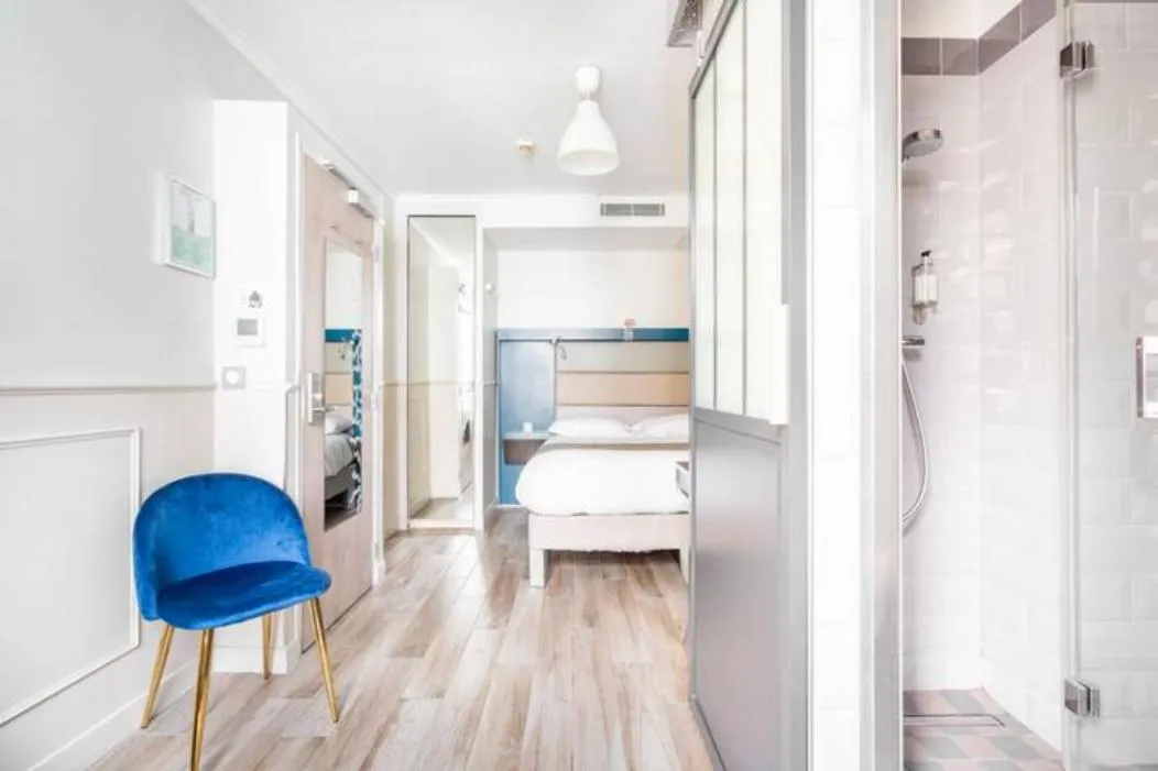 Bed in District Republique