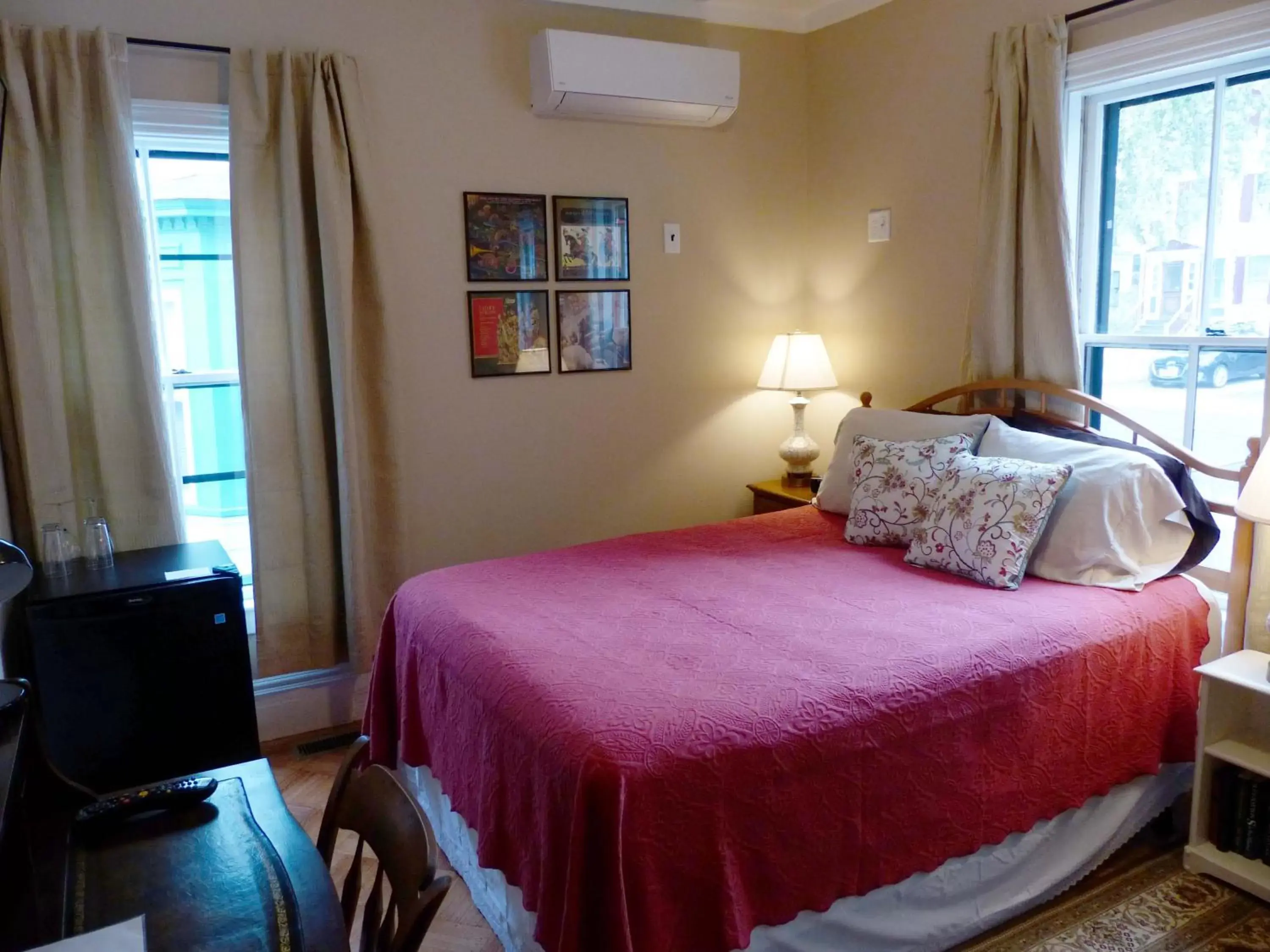 Bedroom, Bed in Davis Square Inn
