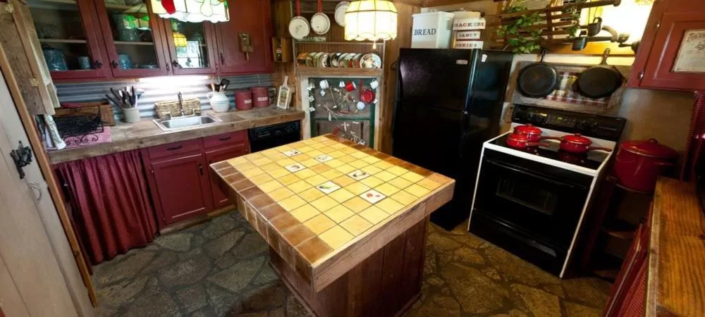Kitchen or kitchenette in Country Woods Inn
