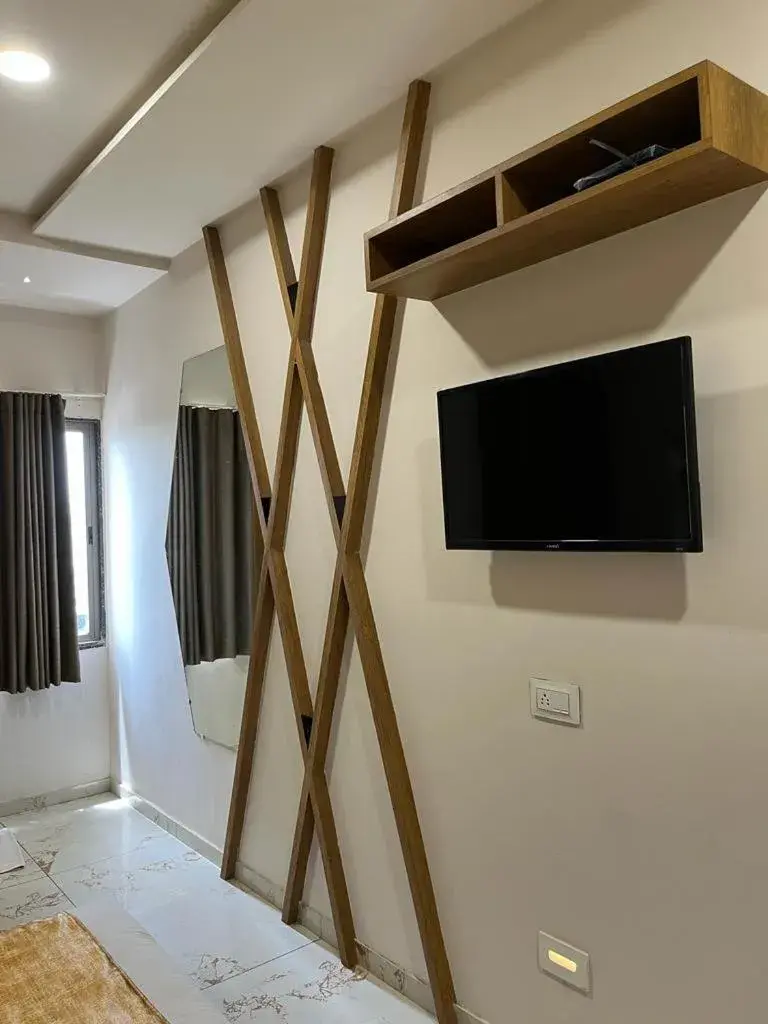 TV/Entertainment Center in Click Hotel Tulsi