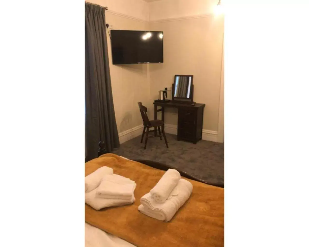 Bedroom, TV/Entertainment Center in The Red Lion Hotel