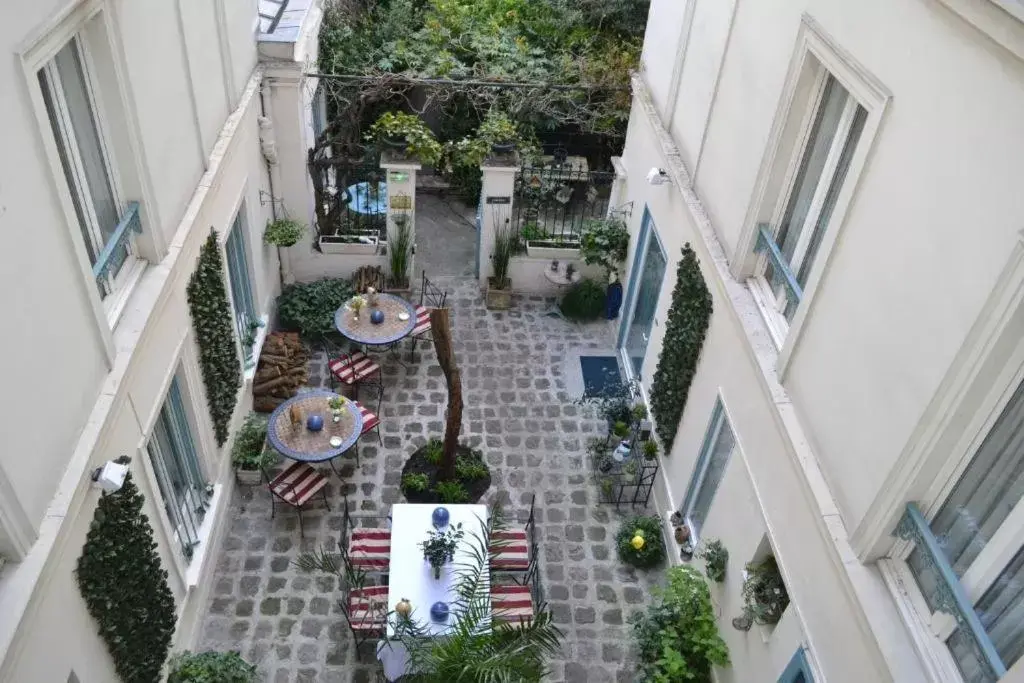 Garden view in Nouvel Hôtel