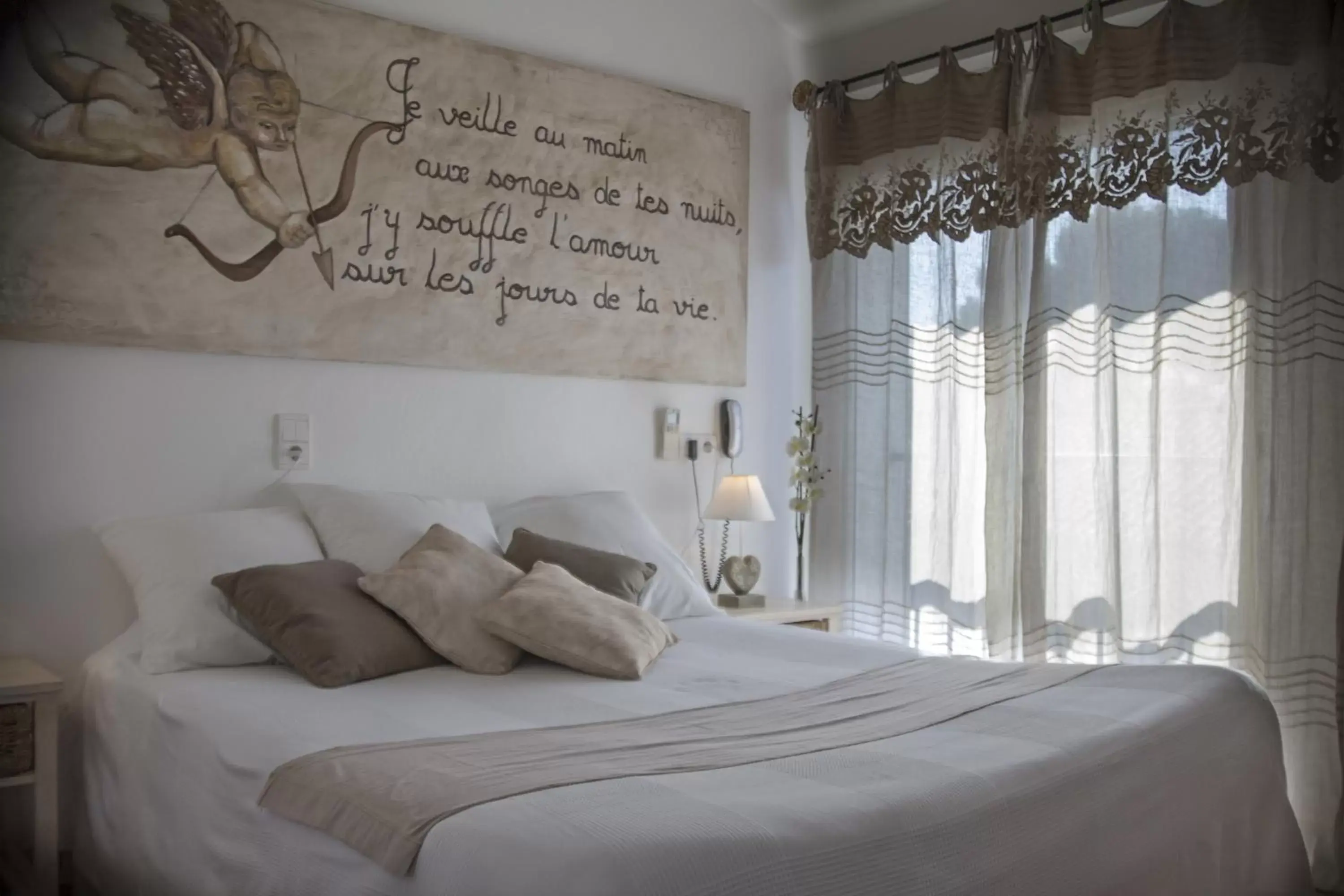 Bedroom, Bed in Hôtel Le Méditerranée