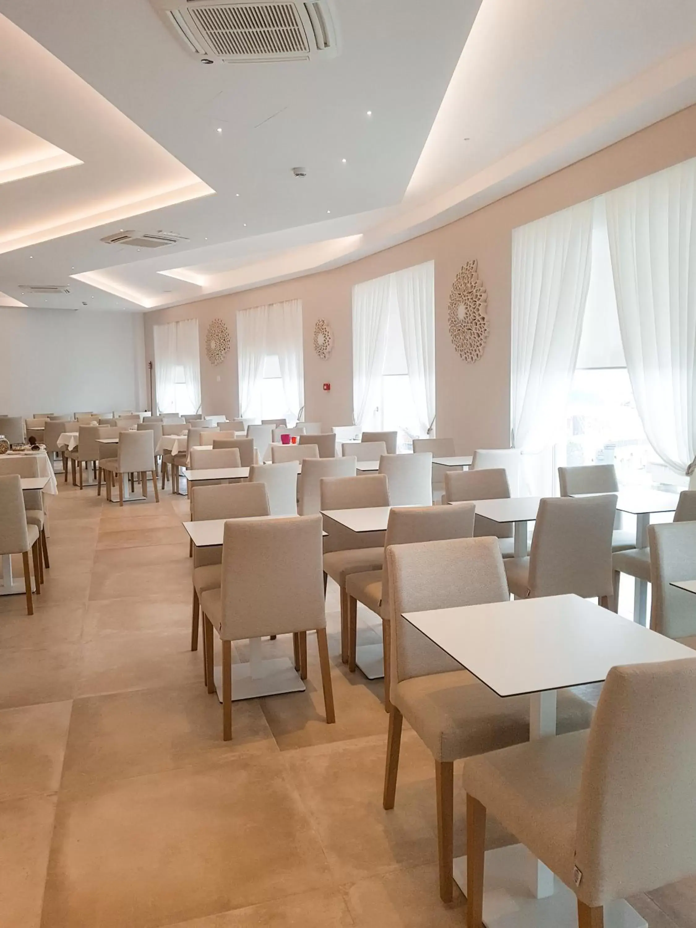 Meeting/conference room, Restaurant/Places to Eat in Roma Hotel