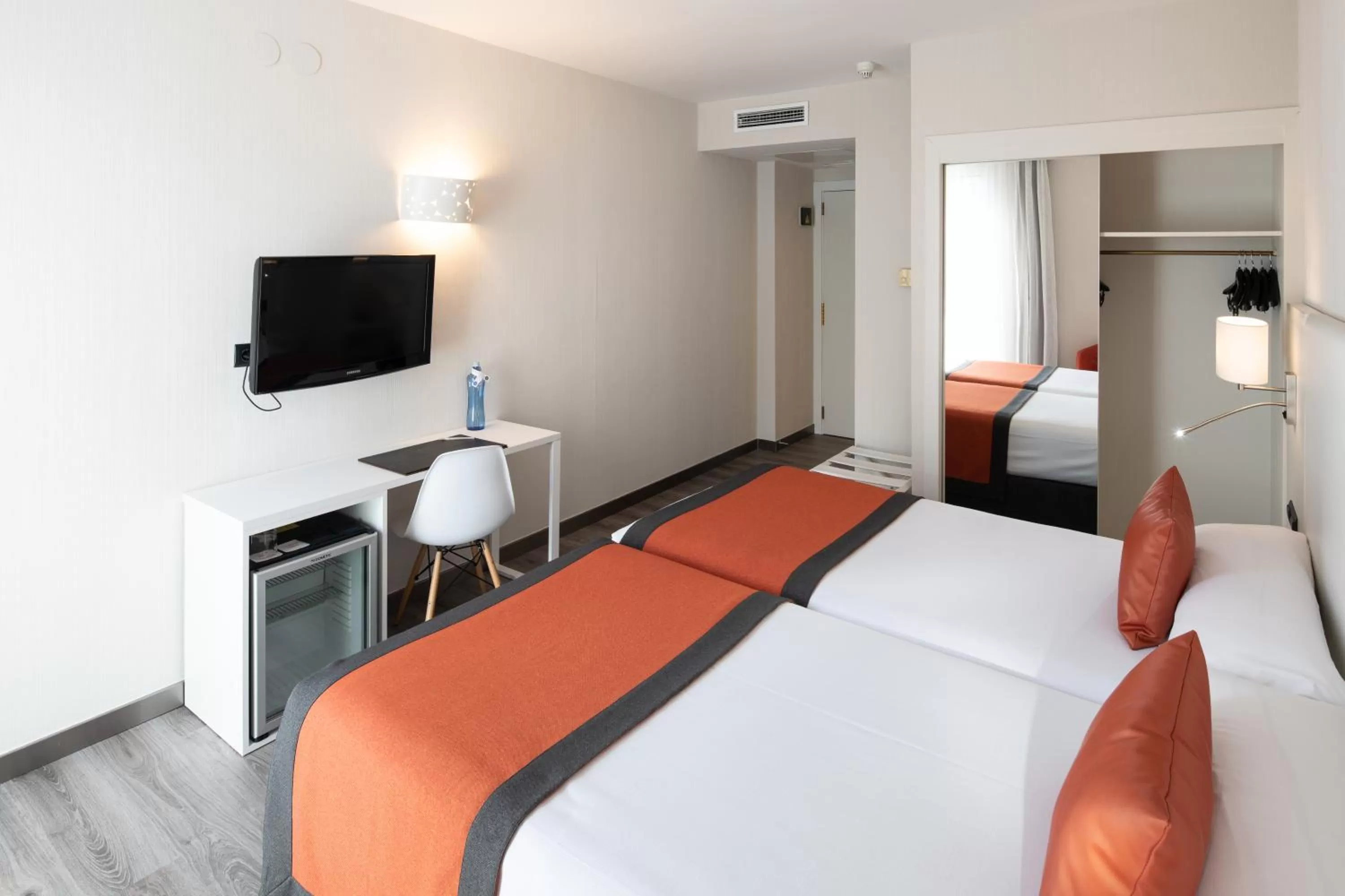 Photo of the whole room, Bed in Catalonia Bristol