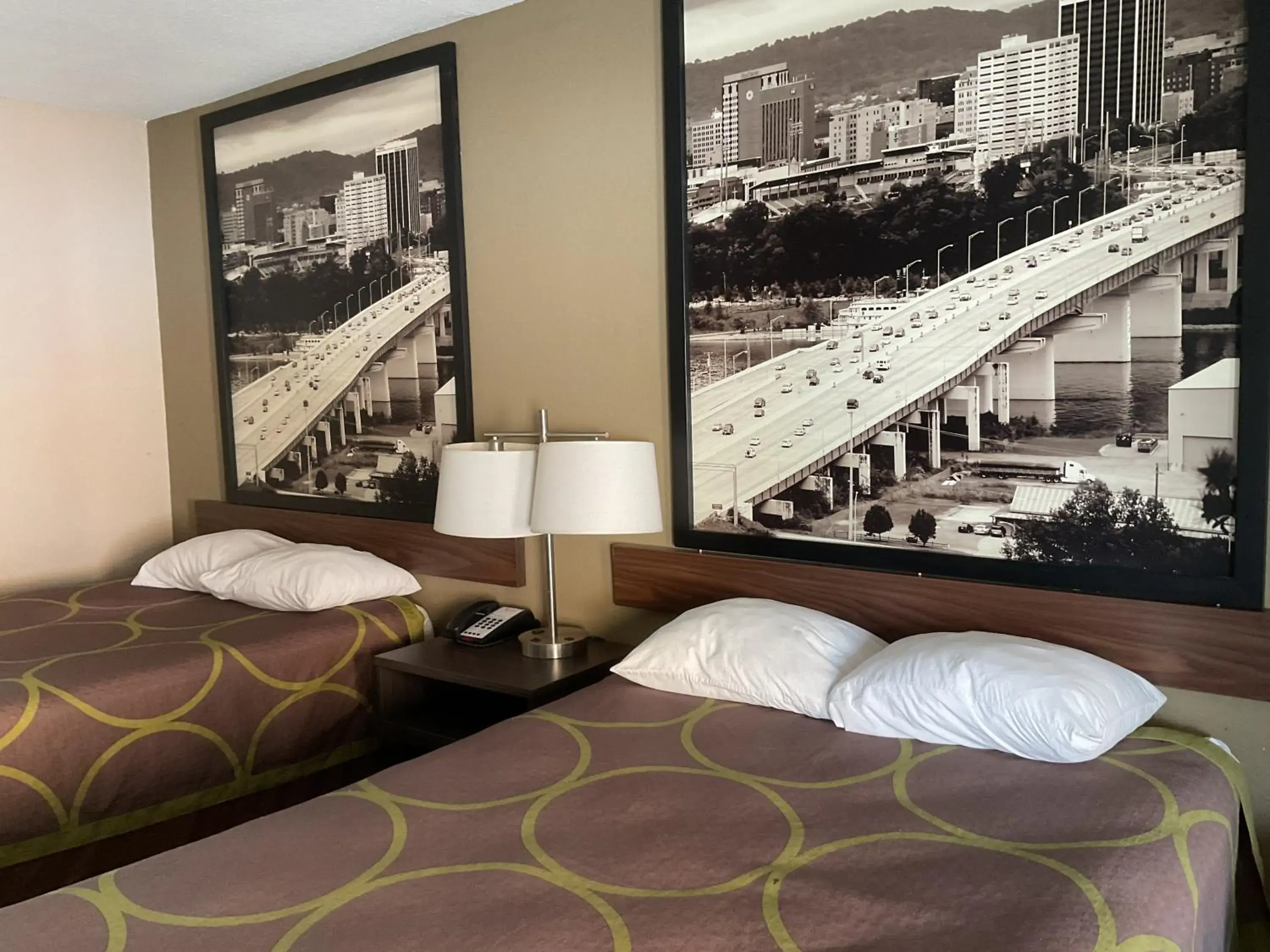 Bedroom, Bed in Super 8 by Wyndham Chattanooga/East Ridge