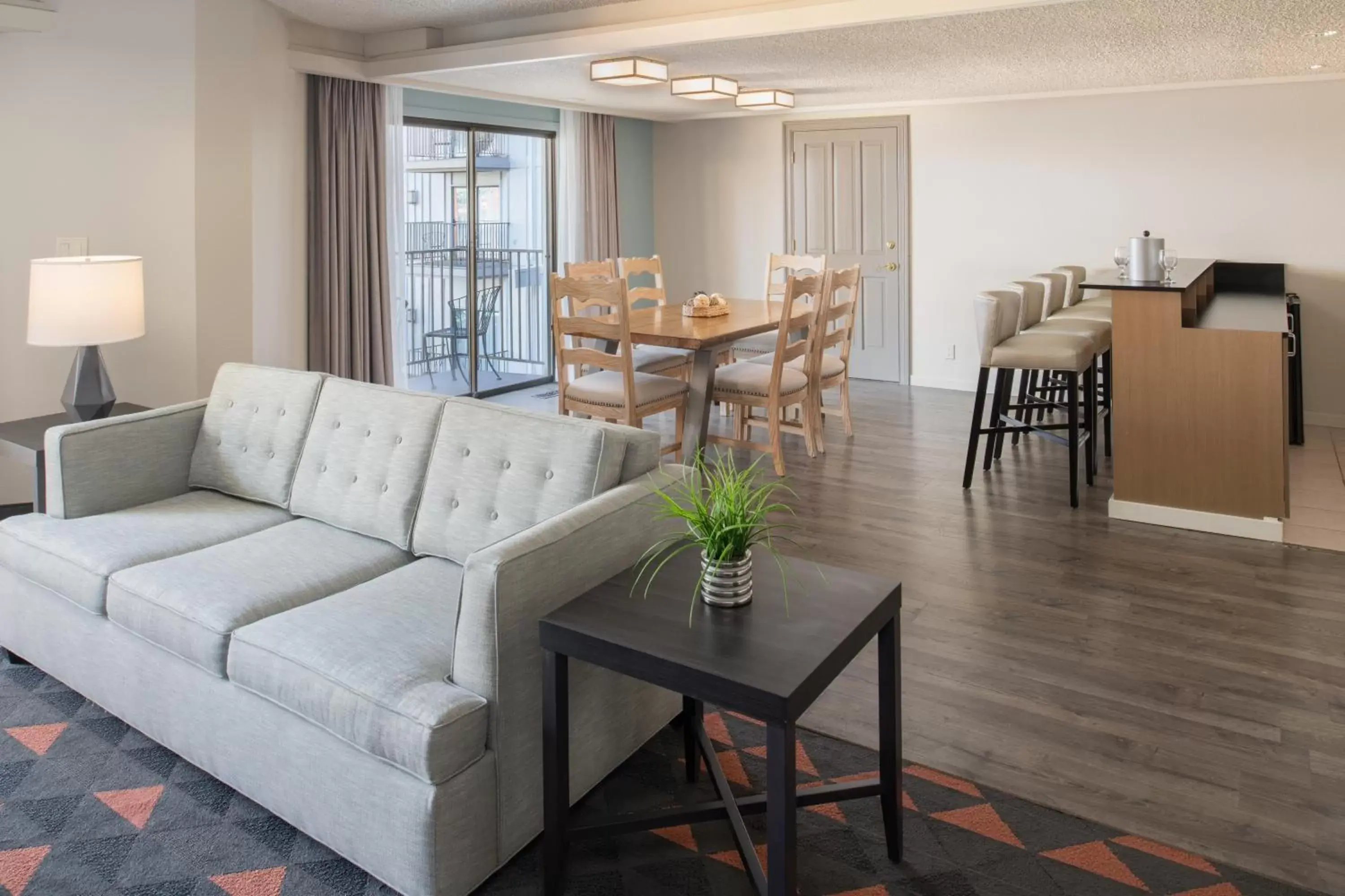 Living room, Seating Area in Holiday Inn - Portland - Columbia Riverfront, an IHG Hotel