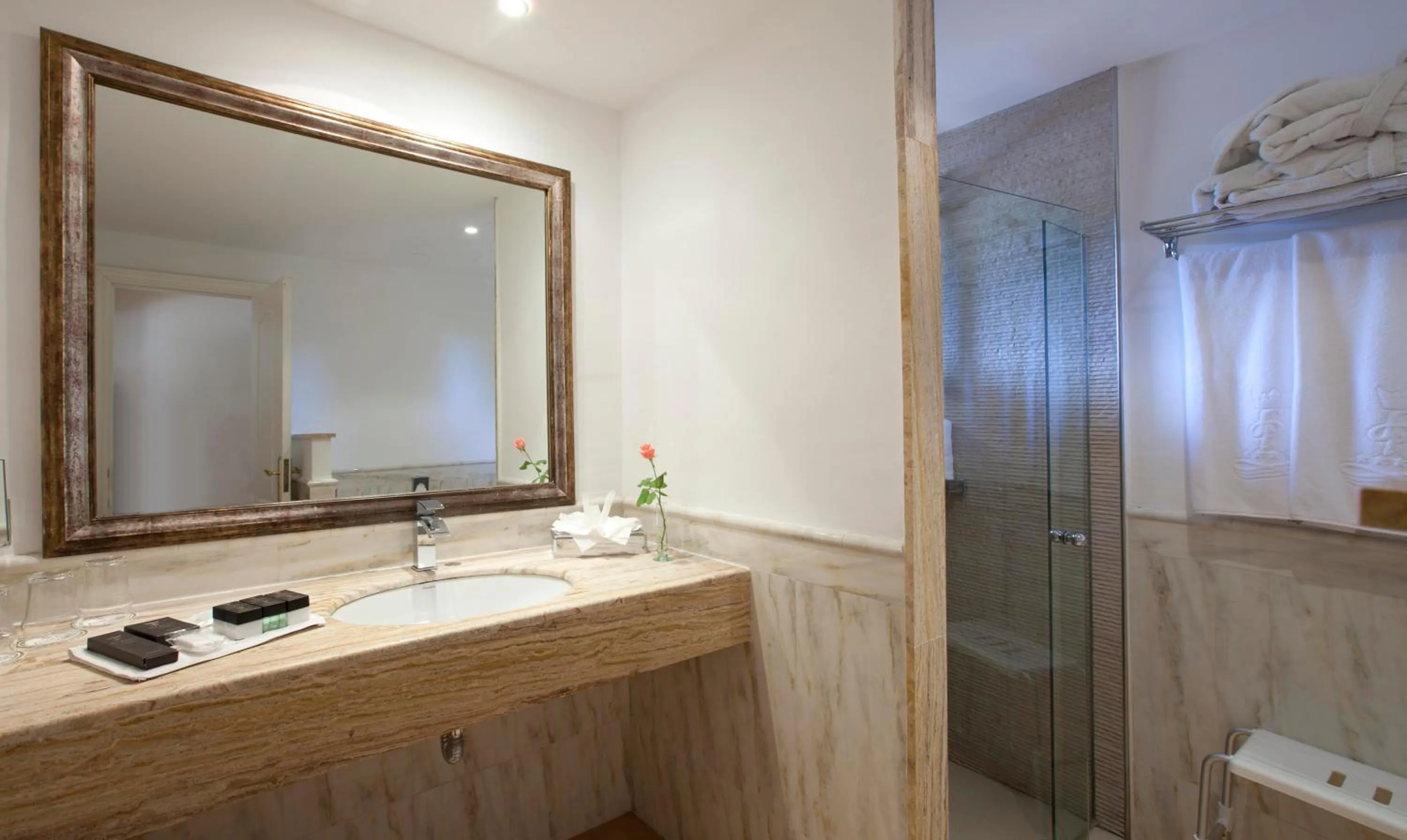 Bathroom in Lago Garden Apart-Suites & Spa Hotel