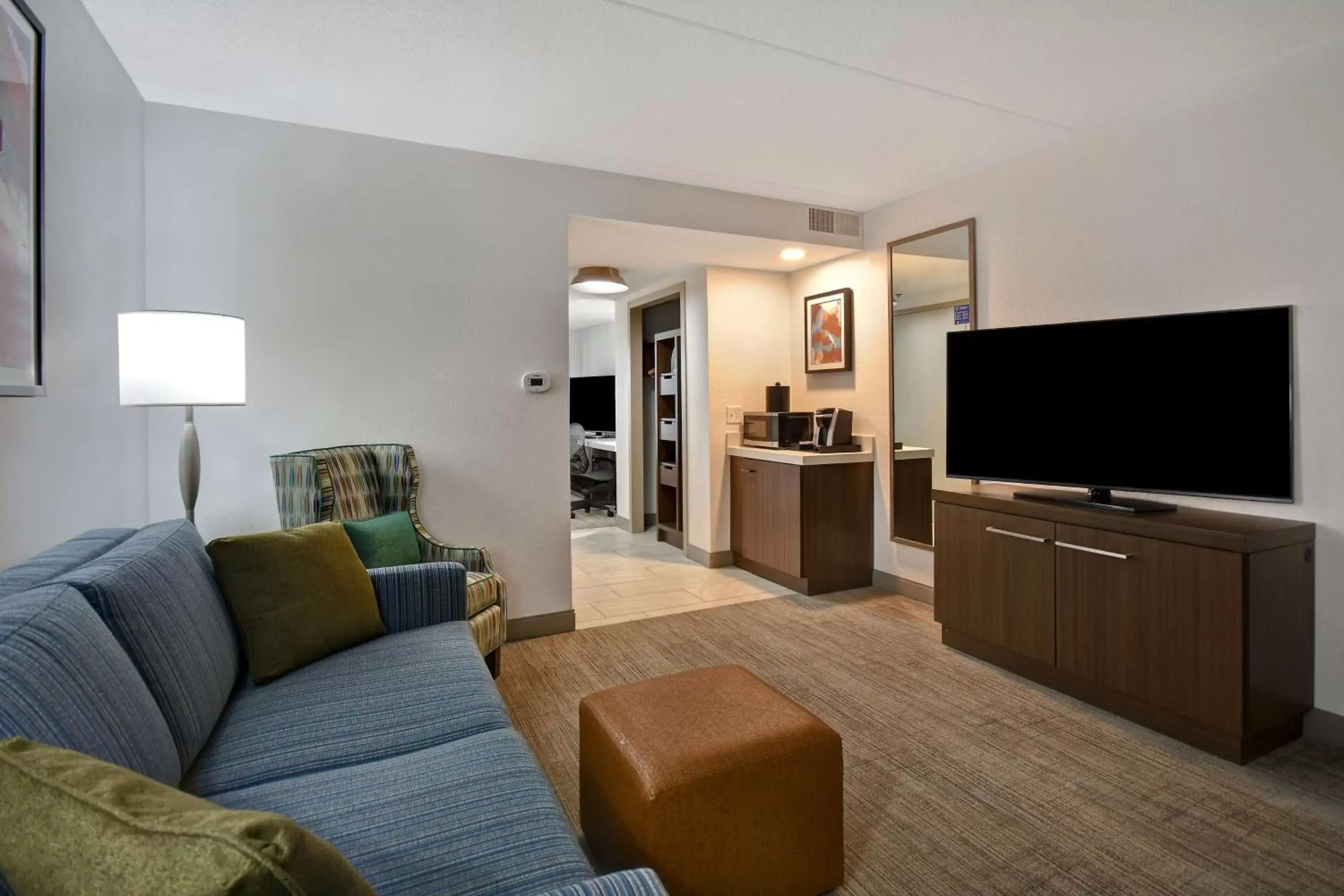 Living room, Seating Area in Hilton Garden Inn Detroit Metro Airport