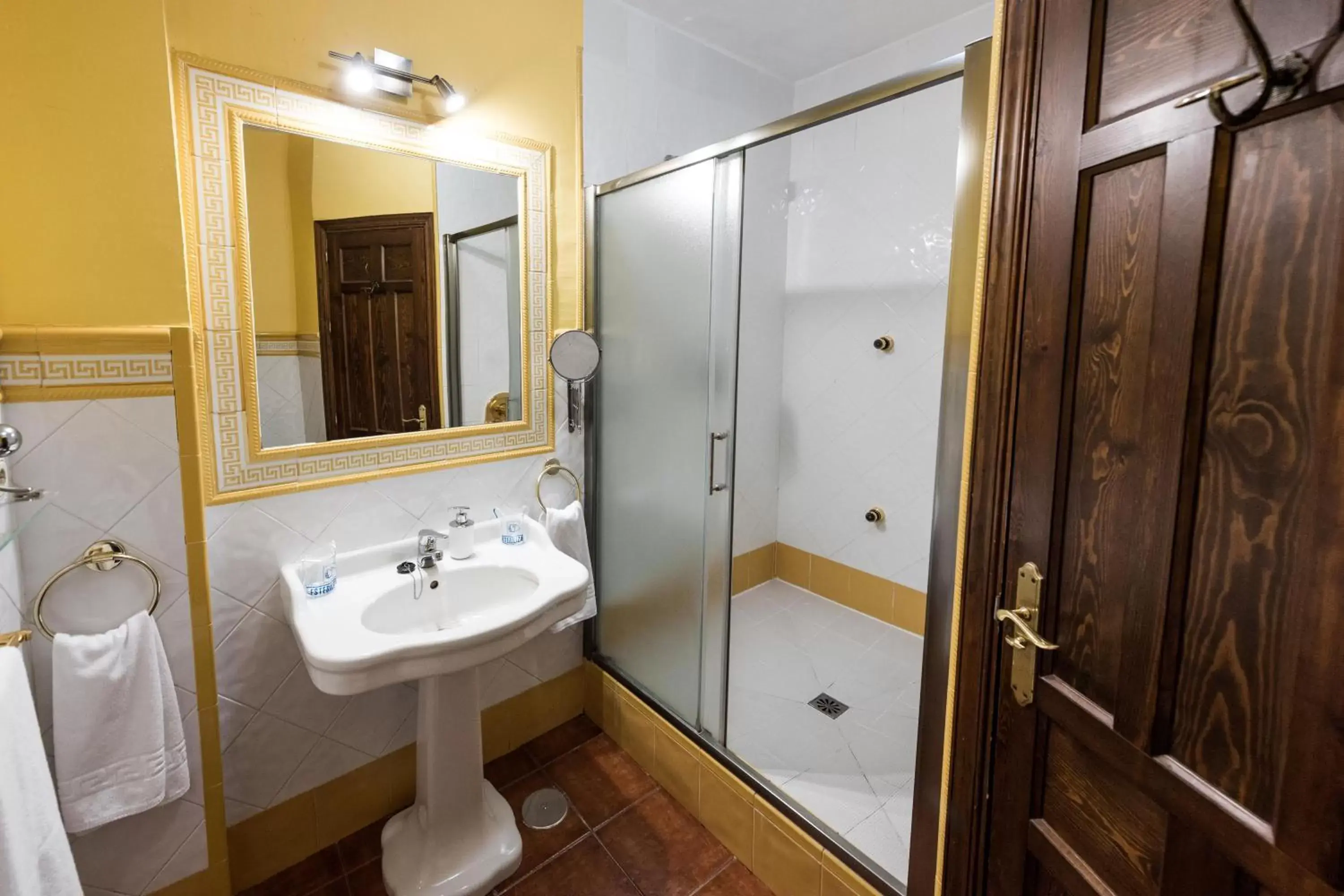 Shower, Bathroom in Hotel Soho Boutique Palacio San Gabriel