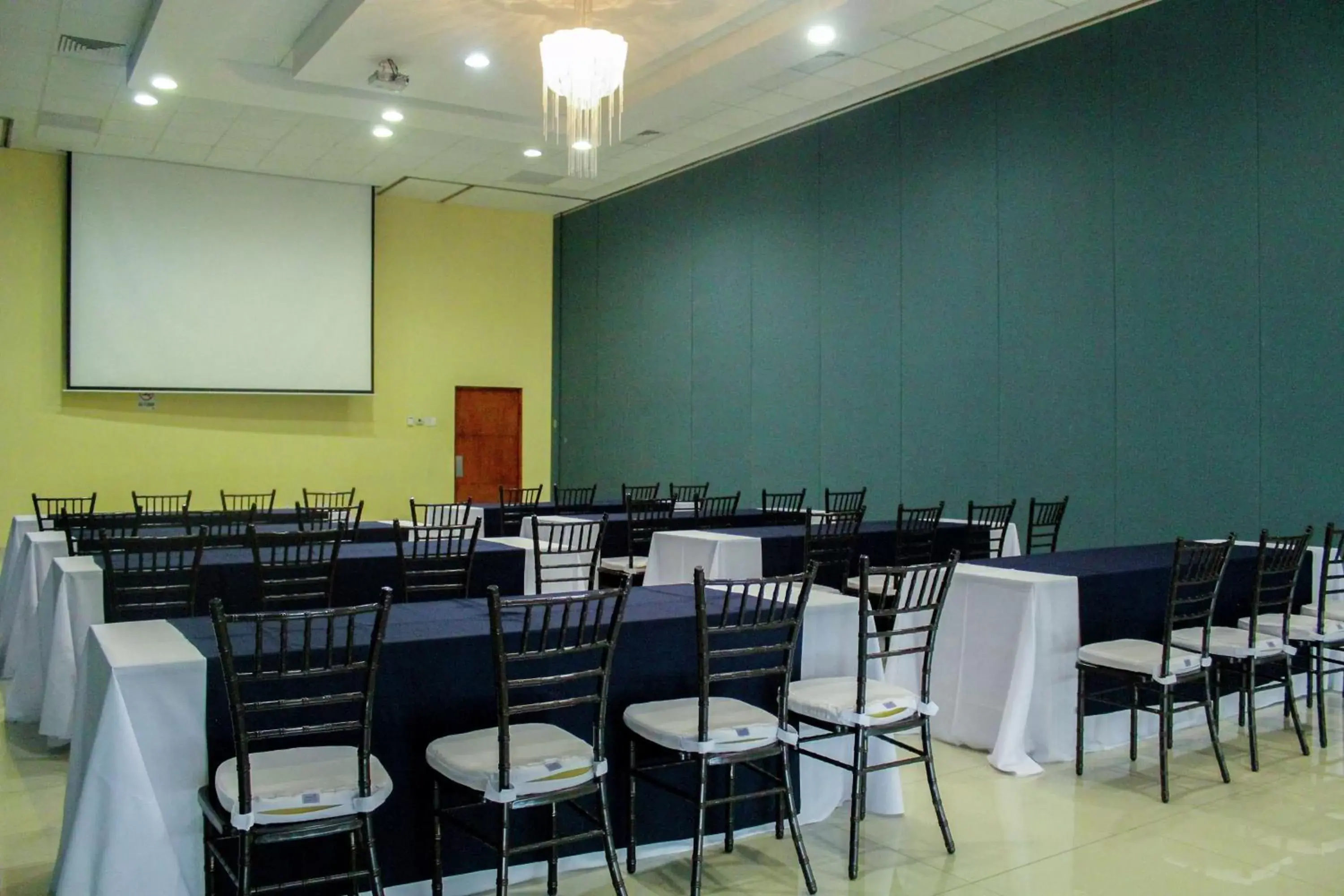 Meeting/conference room in Hampton Inn & Suites by Hilton Aguascalientes Aeropuerto