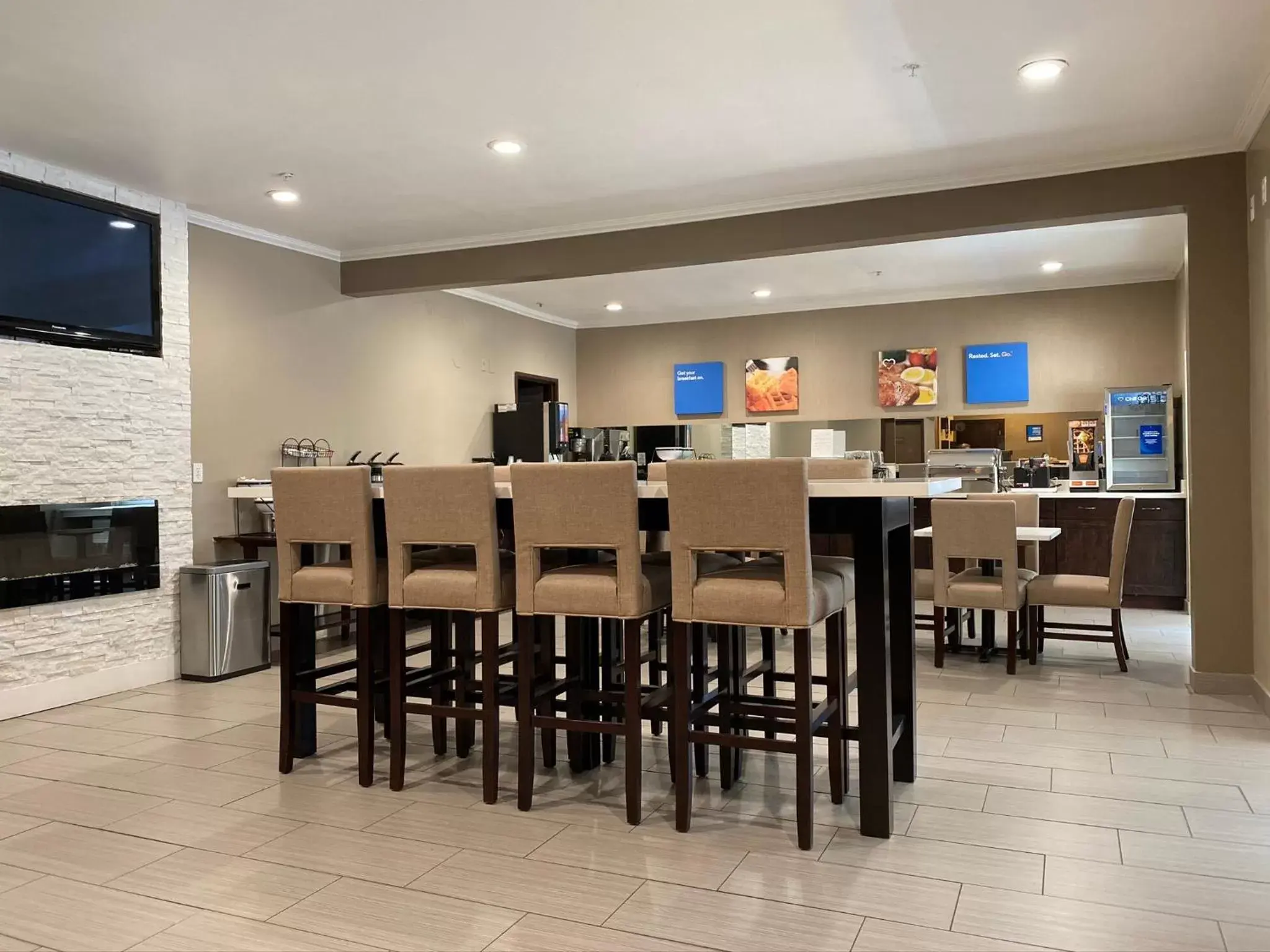 Dining area in Comfort Inn Lacey - Olympia