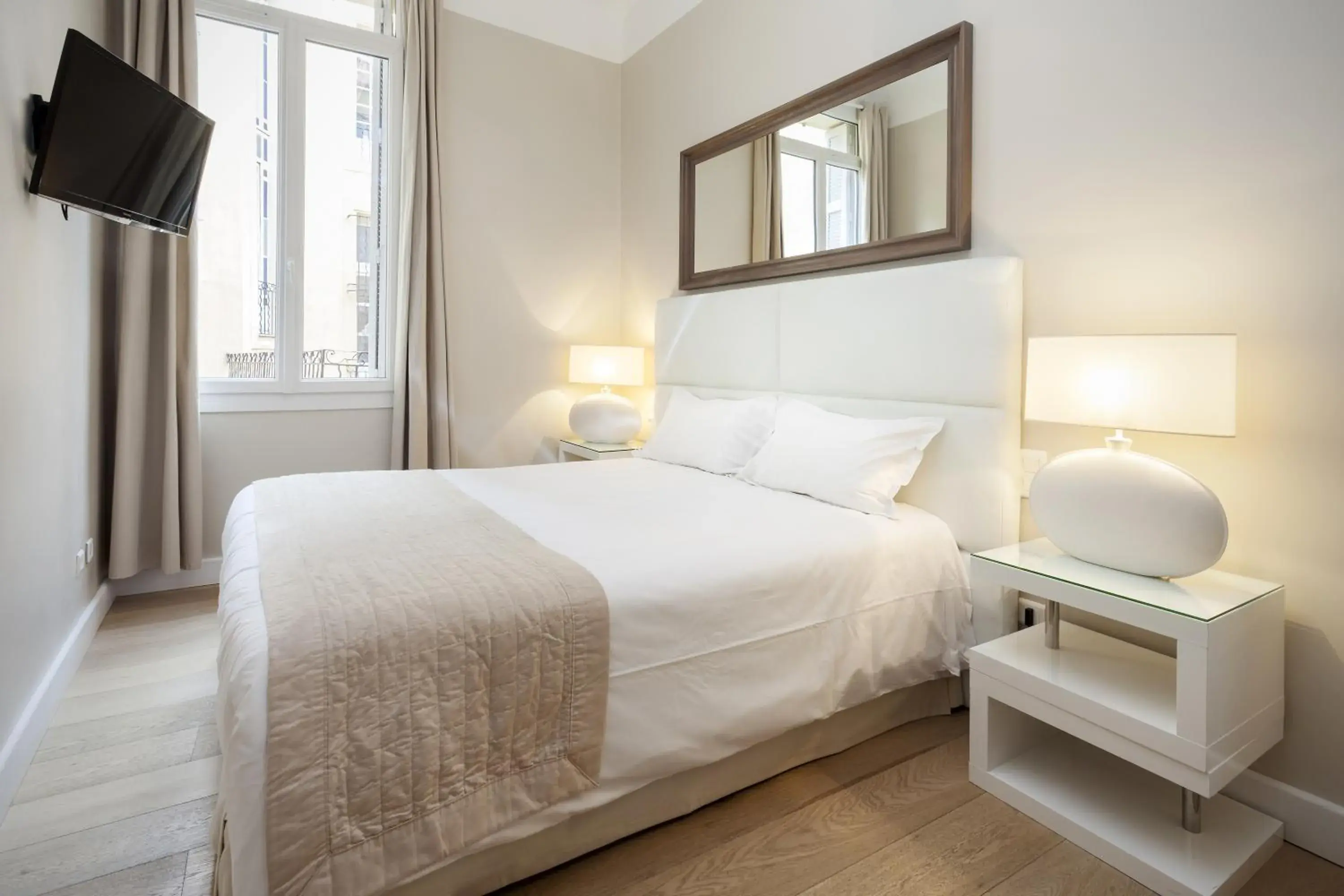 Bedroom, Bed in Hôtel de France