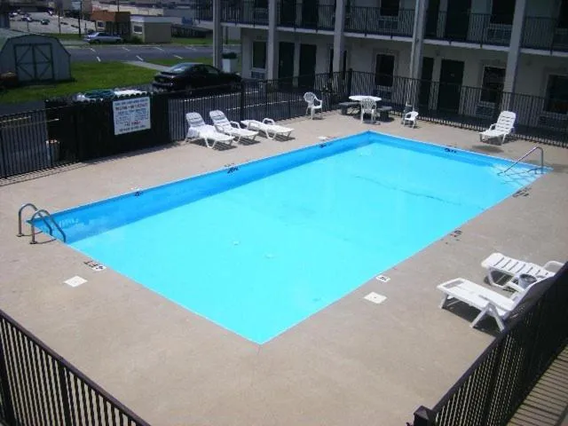Swimming pool in Travelers Inn Elizabethton