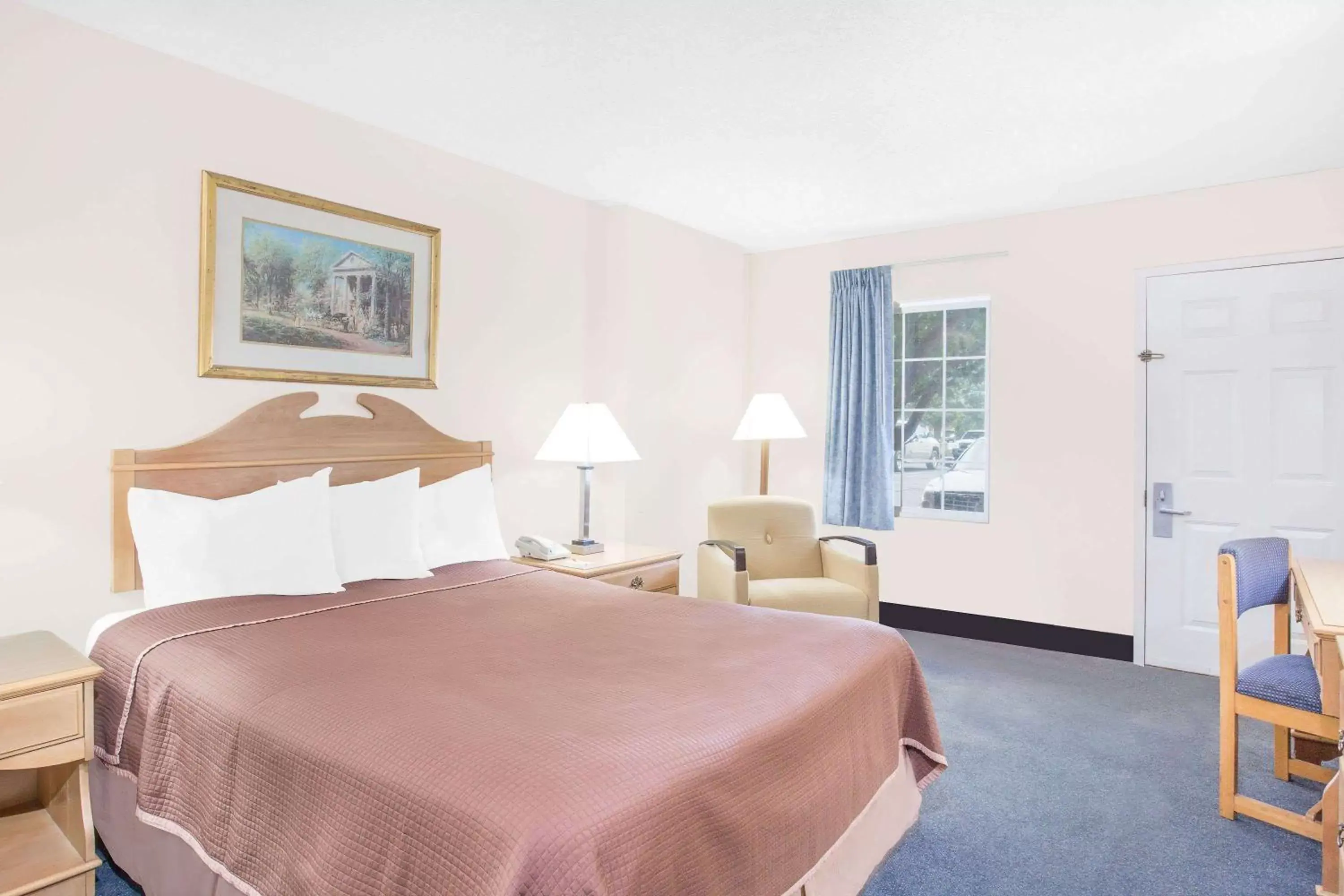 Photo of the whole room, Bed in Howard Johnson by Wyndham Staunton