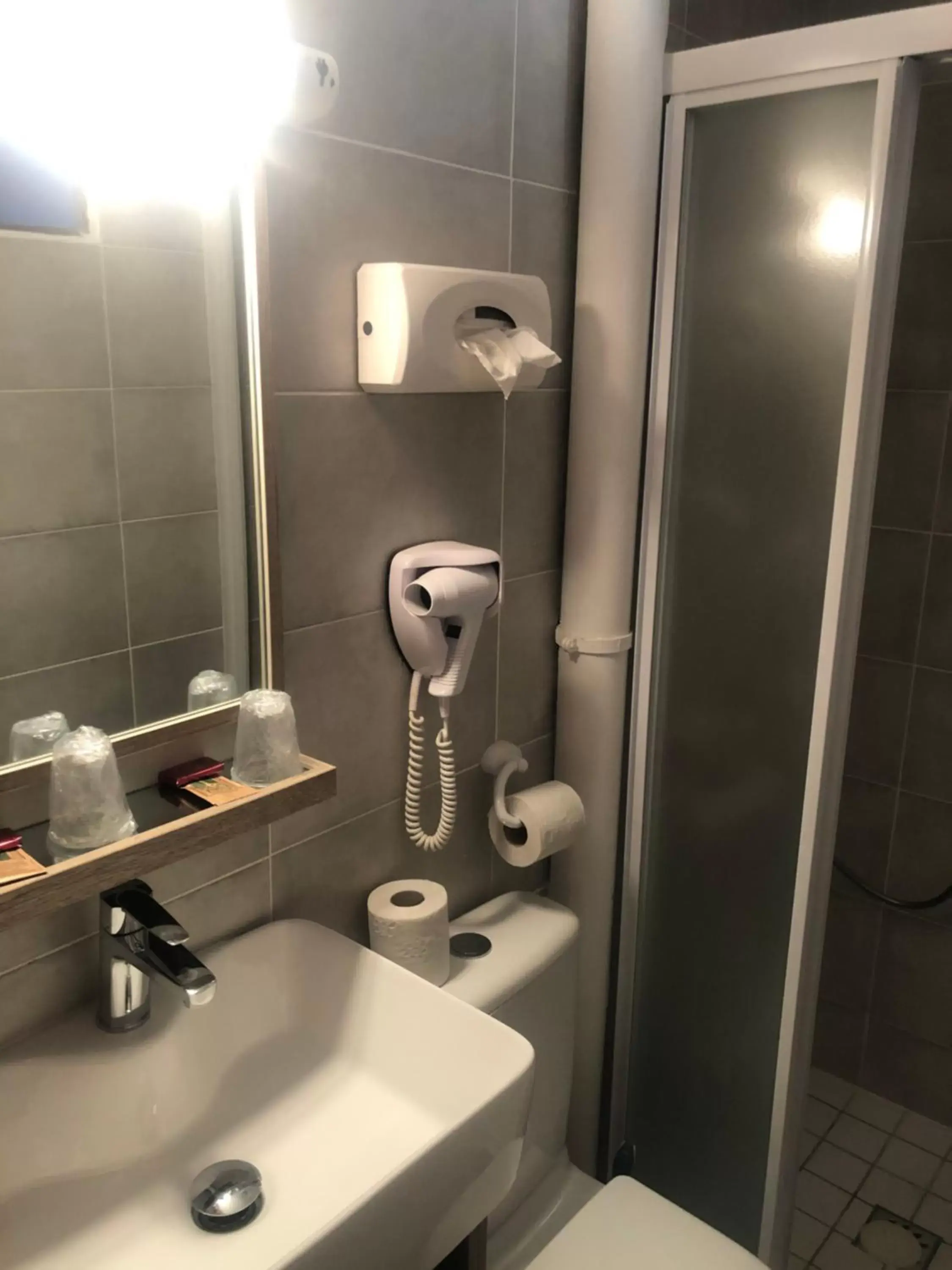 Shower, Bathroom in Hôtel Du Cheval Blanc