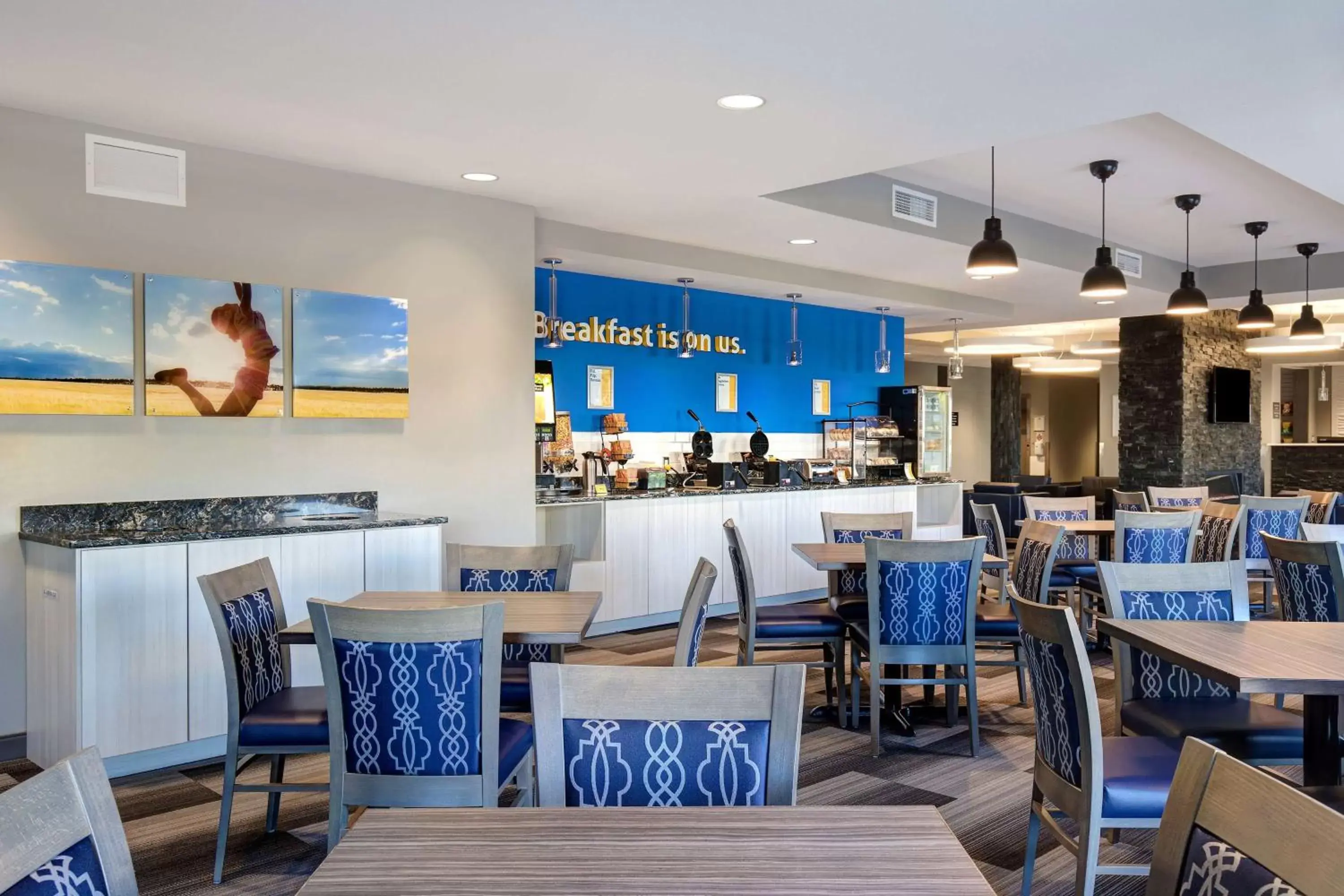 Restaurant/Places to Eat in Days Inn & Suites by Wyndham Warman Legends Centre