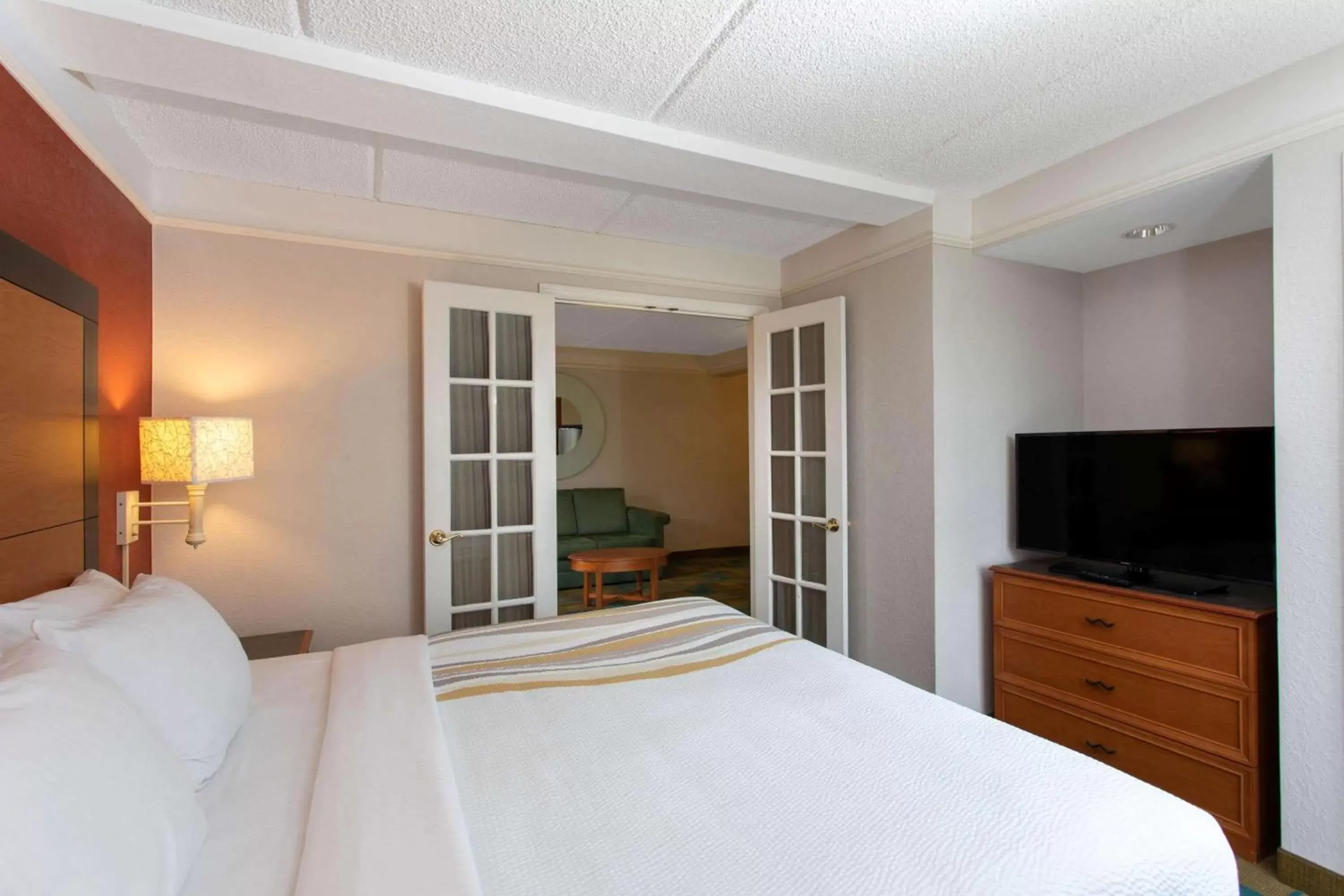 Photo of the whole room, Bed in La Quinta by Wyndham Jacksonville Butler Blvd