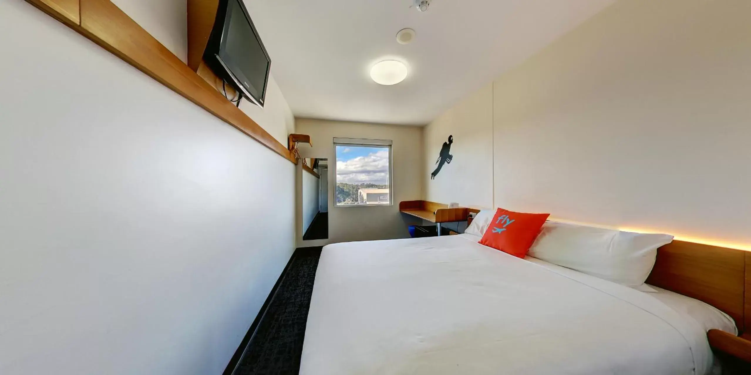 Photo of the whole room, Bed in ibis budget Sydney Airport