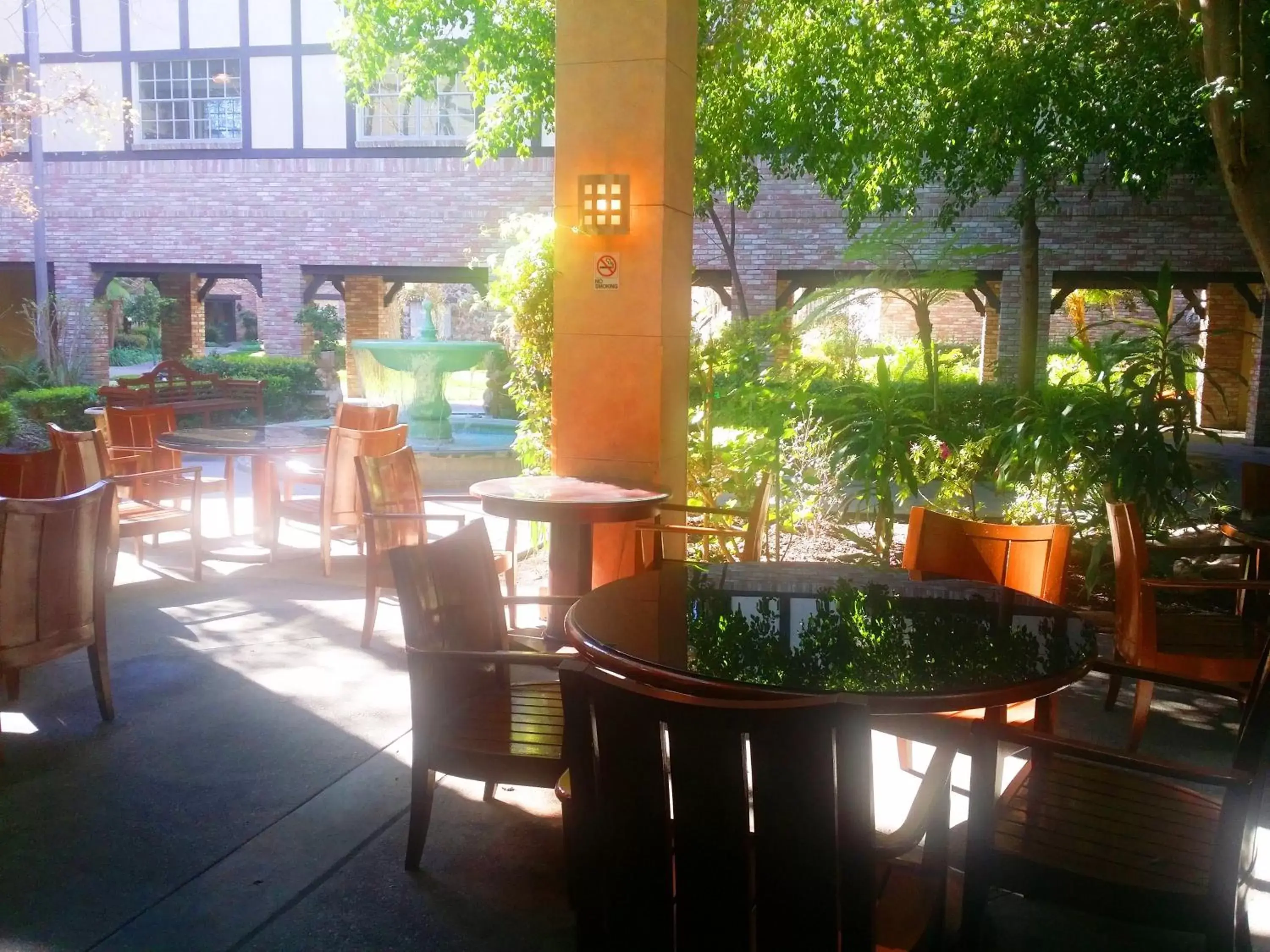 Patio, Restaurant/Places to Eat in Anaheim Majestic Garden Hotel