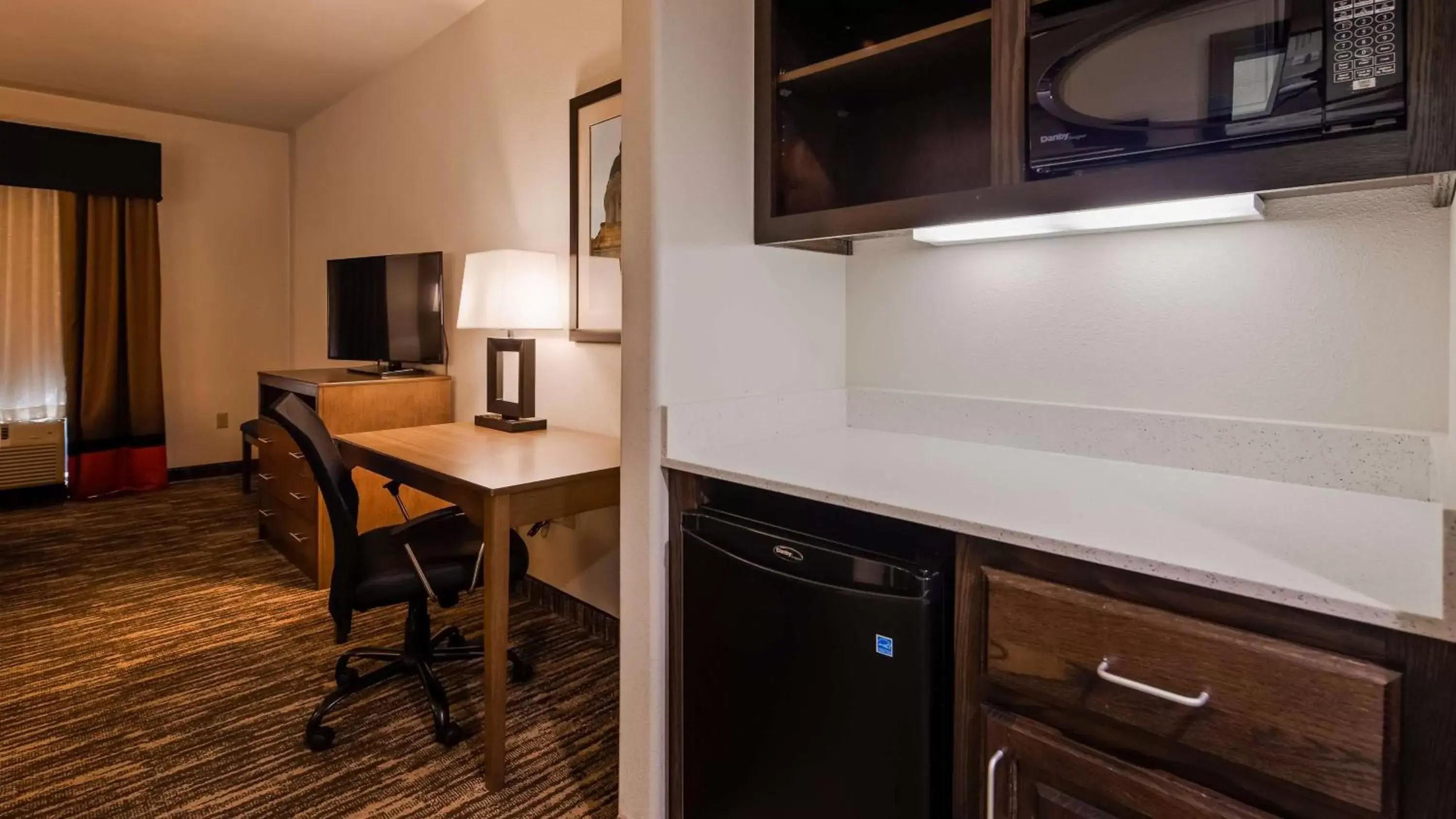 King Room with Roll-In Shower - Disability Access in Best Western Plus Ardmore Inn & Suites King Room with Roll-In Shower - Disability Access in Best Western Plus Ardmore Inn & Suites