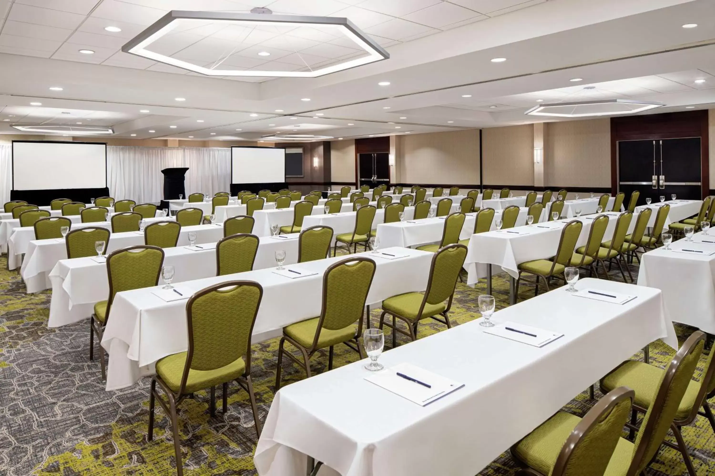 Meeting/conference room in DoubleTree Suites by Hilton Charlotte/SouthPark