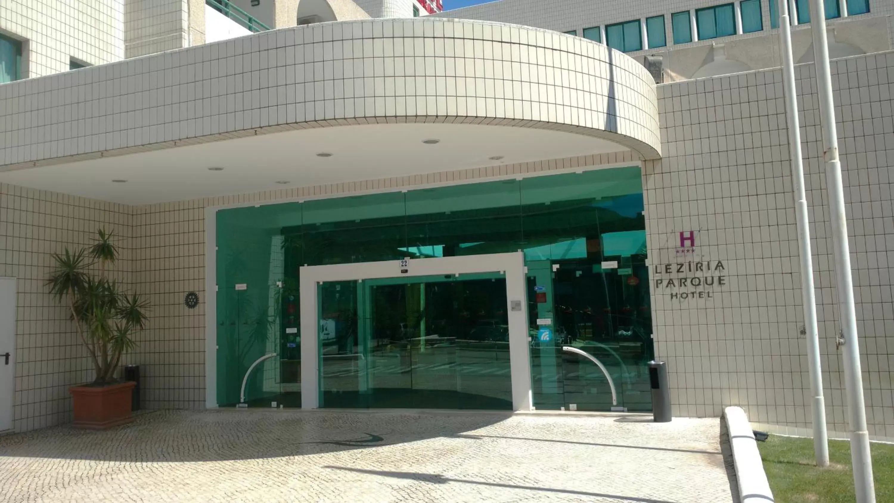 Facade/entrance in Leziria Parque Hotel