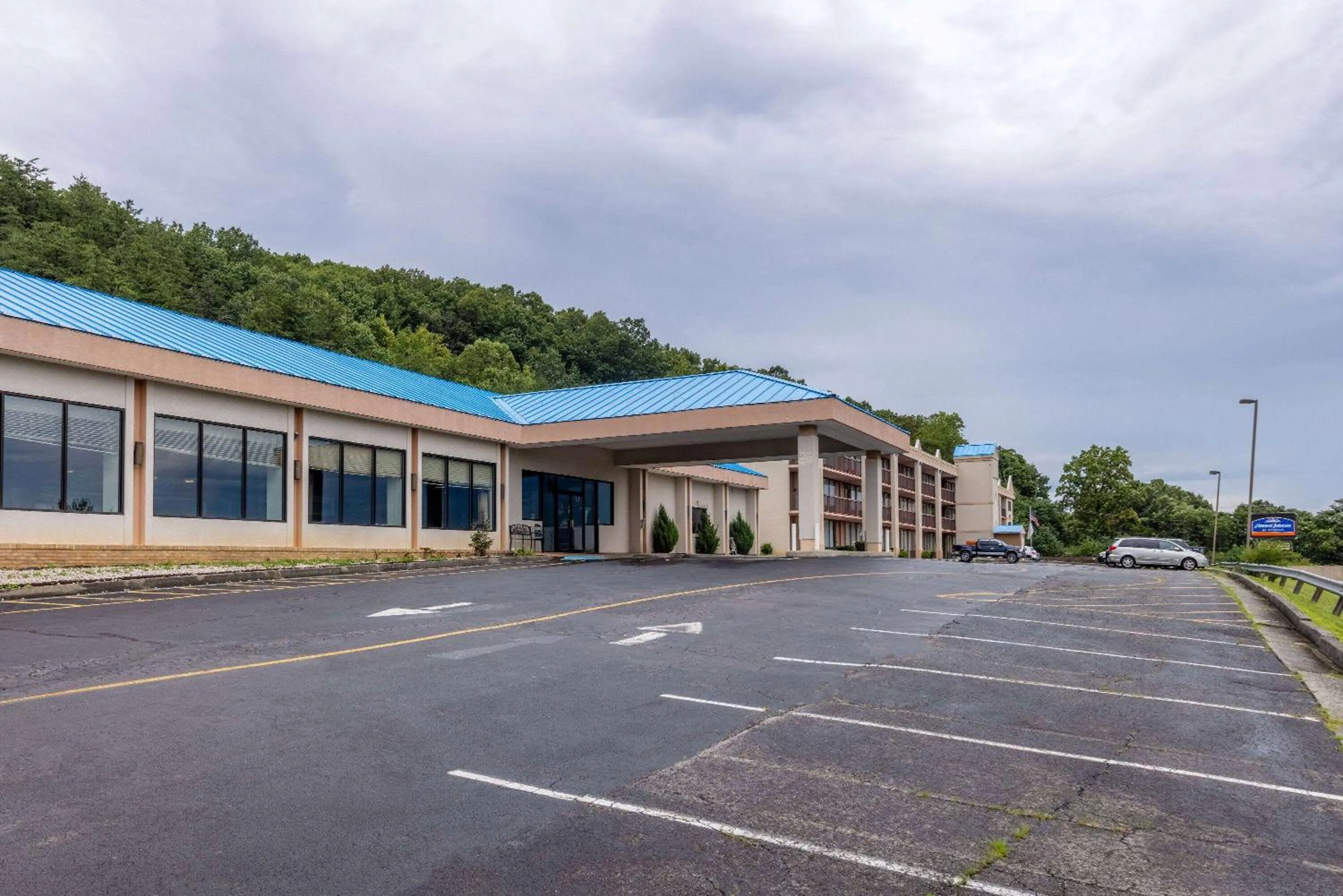 Property building in Howard Johnson by Wyndham Salem Hotel & Conference Center